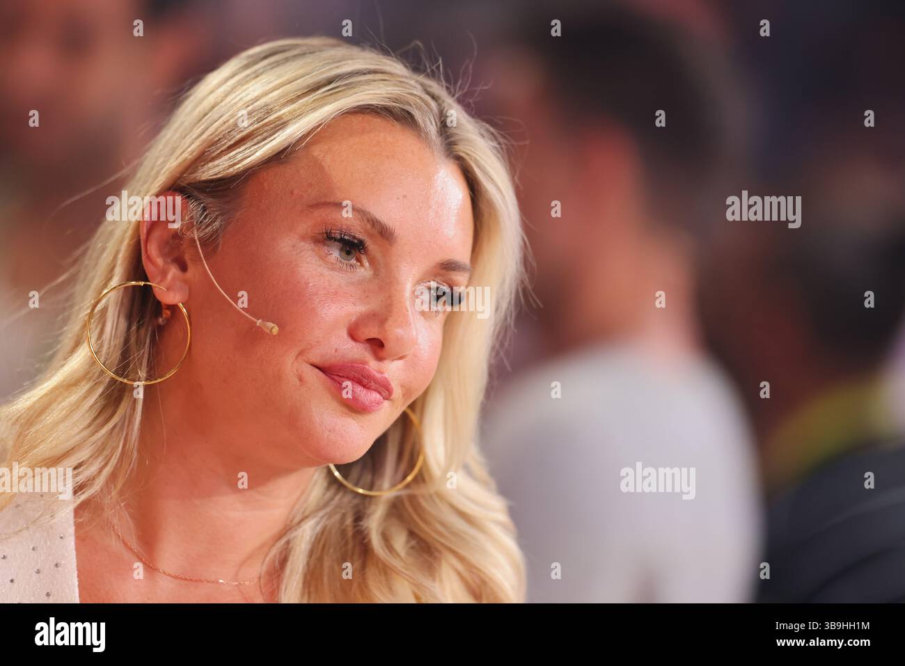 Köln, Deutschland. Mai 2025. Evelyn Burdecki, Reality TV-Persönlichkeit, steht in der RTL-Tanzshow „Let's Dance“ im Coloneum. Quelle: Rolf Vennenbernd/dpa/Alamy Live News Stockfoto