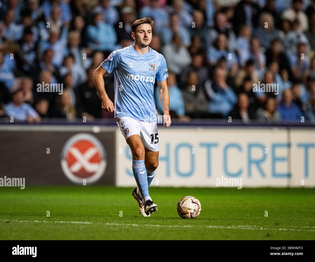 9. Mai 2025; Coventry Building Society Arena, Coventry, England; EFL Championship Play Off First Leg, Coventry City gegen Sunderland; Liam Kitching von Coventry am Ball Stockfoto