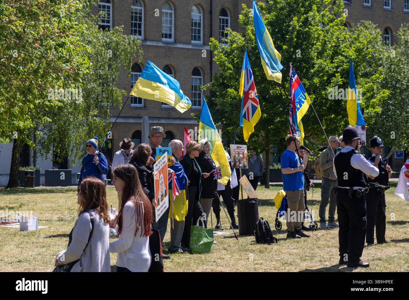 Ukrainische Aktivisten und Unterstützer versammelten sich im Kaiserlichen Kriegsmuseum, um gegen „Pro-Putin-Apologeten“ am sowjetischen Kriegsmuseum zu protestieren. Stockfoto