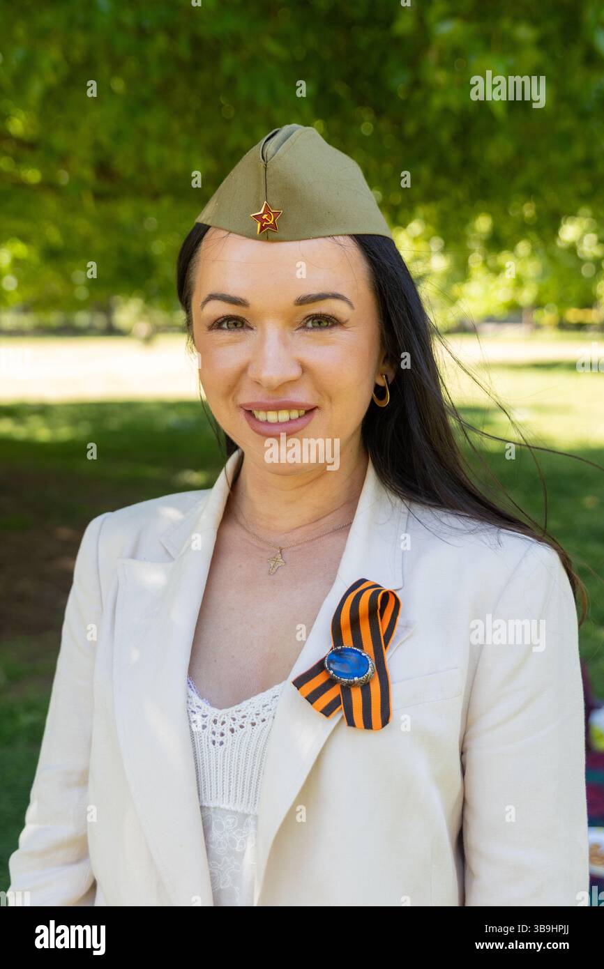 Ukrainische Aktivisten und Unterstützer versammelten sich im Kaiserlichen Kriegsmuseum, um gegen „Pro-Putin-Apologeten“ am sowjetischen Kriegsmuseum zu protestieren. Stockfoto