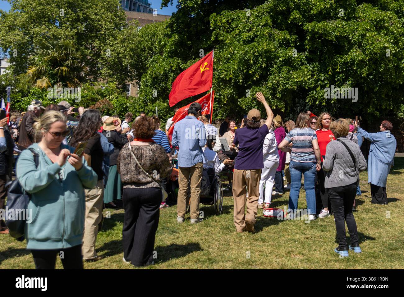 Ukrainische Aktivisten und Unterstützer versammelten sich im Kaiserlichen Kriegsmuseum, um gegen „Pro-Putin-Apologeten“ am sowjetischen Kriegsmuseum zu protestieren. Stockfoto