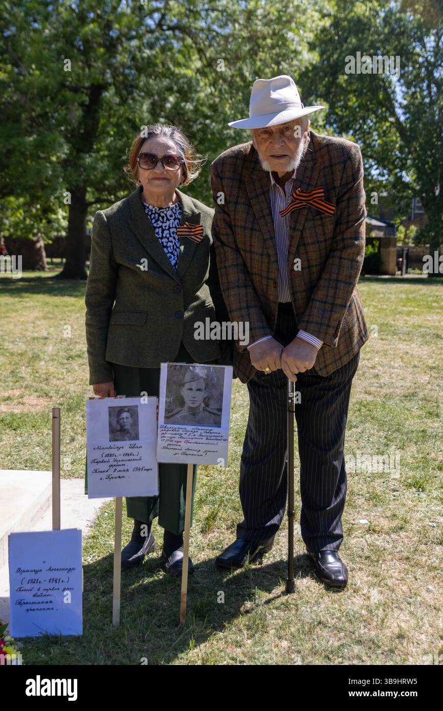 Ukrainische Aktivisten und Unterstützer versammelten sich im Kaiserlichen Kriegsmuseum, um gegen „Pro-Putin-Apologeten“ am sowjetischen Kriegsmuseum zu protestieren. Stockfoto