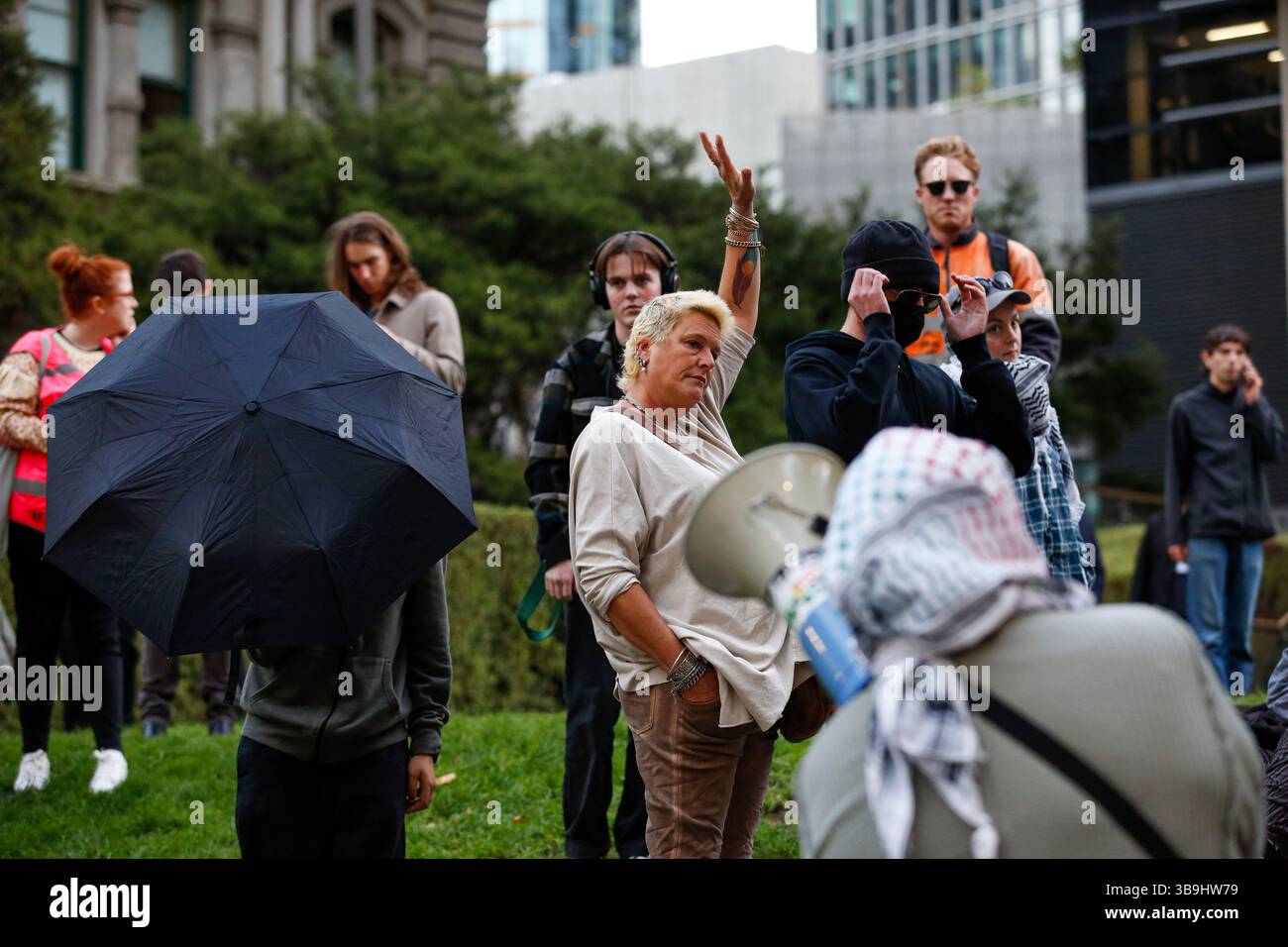 Eine Demonstrantin hebt während der Kundgebung die Hand. Eine Schnellkundgebung in Melbourne wurde von transtransaktionsfreundlichen Gruppen organisiert, die die Abschaffung der Polizei und der Grenzstreitkräfte forderten. Die Demonstration verurteilte die Gewaltanwendung der Victoria Police gegen Demonstranten und marginalisierte Gemeinschaften, insbesondere im Kontext des antikolonialen und Arbeiterwiderstands. Die Organisatoren beschuldigten den Staat, mit Strafverfolgungsbehörden Dissens zu unterdrücken und systemische Unterdrückung aufrechtzuerhalten. Die Kundgebung zeigte Solidarität zwischen Transaktivisten, die Gerechtigkeit und Sicherheit forderten. Der Protest spiegelt die wachsenden Forderungen nach transformativer Gerechtigkeit wider Stockfoto
