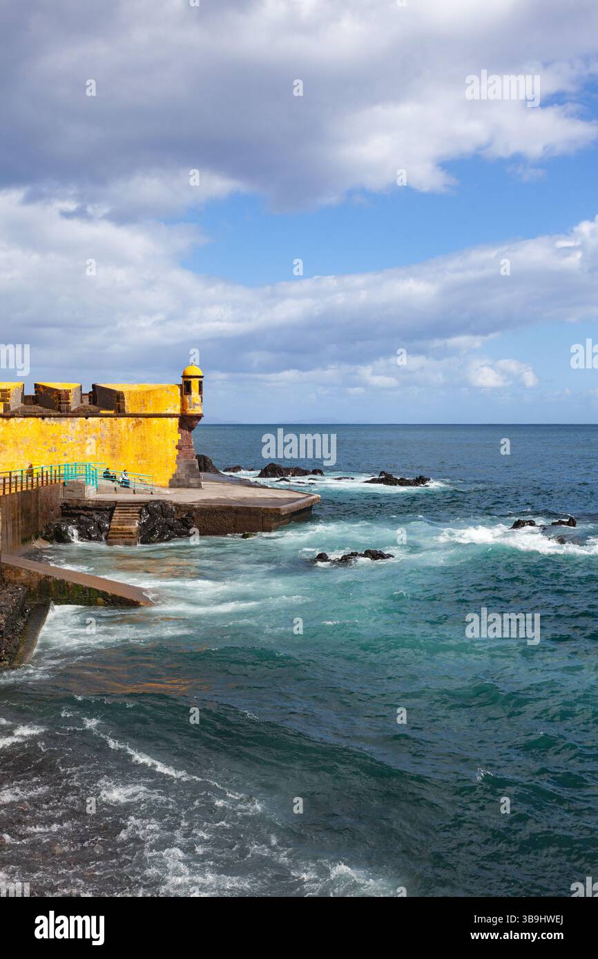 Die Festung von São Tiago, die ikonische Militärfestung an der Küste von Funchals historischem Zentrum (Zona Velha) auf Madeira. Stockfoto