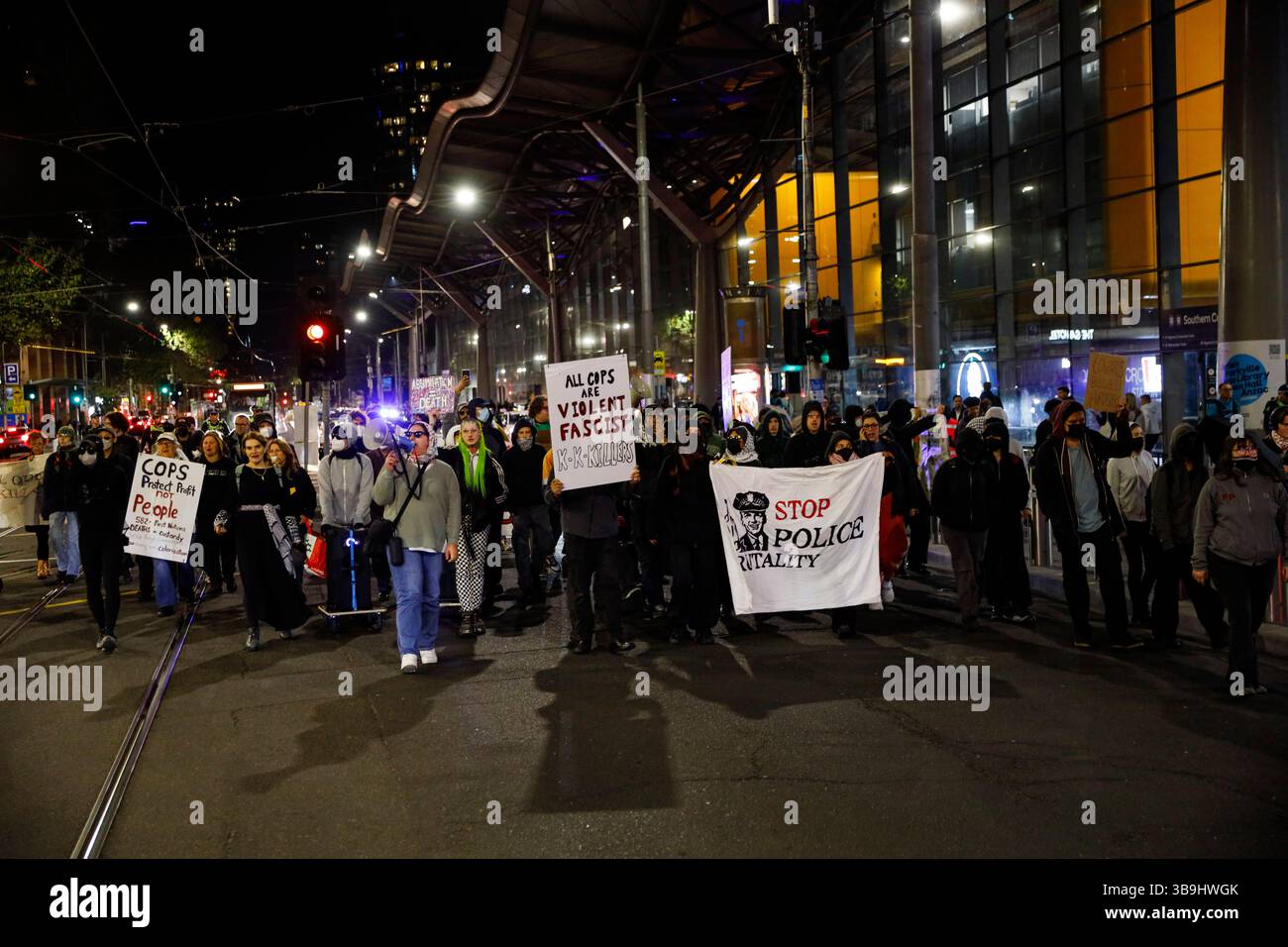 Demonstranten halten Plakate auf den Straßen, während sie durch den Central Business District (CBD) marschieren. Eine Schnellkundgebung in Melbourne wurde von transtransaktionsfreundlichen Gruppen organisiert, die die Abschaffung der Polizei und der Grenzstreitkräfte forderten. Die Demonstration verurteilte die Gewaltanwendung der Victoria Police gegen Demonstranten und marginalisierte Gemeinschaften, insbesondere im Kontext des antikolonialen und Arbeiterwiderstands. Die Organisatoren beschuldigten den Staat, mit Strafverfolgungsbehörden Dissens zu unterdrücken und systemische Unterdrückung aufrechtzuerhalten. Die Kundgebung zeigte Solidarität zwischen Transaktivisten, die Gerechtigkeit und Sicherheit forderten. Der Prote Stockfoto