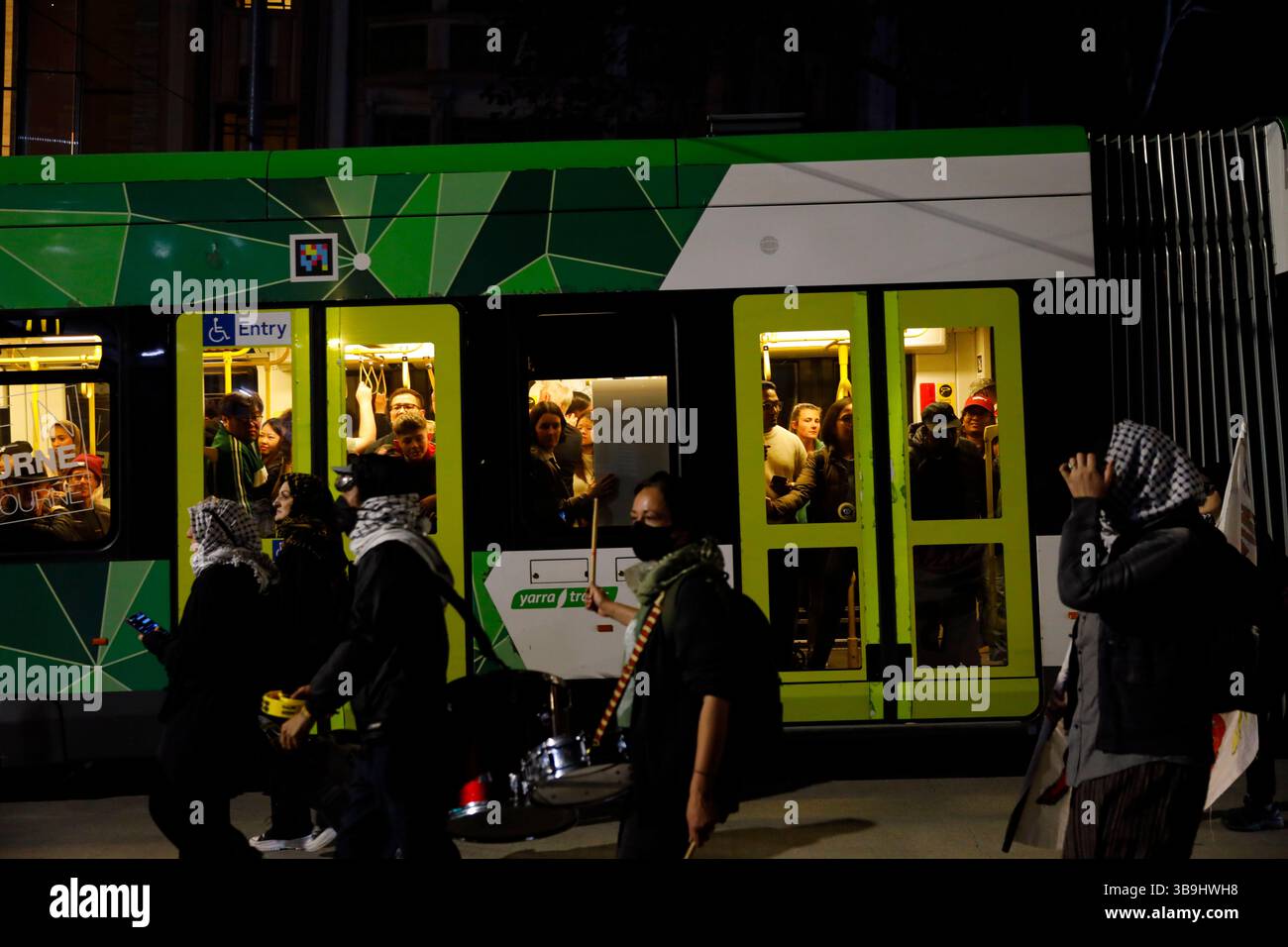 Demonstranten marschieren durch den Central Business District. Eine Schnellkundgebung in Melbourne wurde von transtransaktionsfreundlichen Gruppen organisiert, die die Abschaffung der Polizei und der Grenzstreitkräfte forderten. Die Demonstration verurteilte die Gewaltanwendung der Victoria Police gegen Demonstranten und marginalisierte Gemeinschaften, insbesondere im Kontext des antikolonialen und Arbeiterwiderstands. Die Organisatoren beschuldigten den Staat, mit Strafverfolgungsbehörden Dissens zu unterdrücken und systemische Unterdrückung aufrechtzuerhalten. Die Kundgebung zeigte Solidarität zwischen Transaktivisten, die Gerechtigkeit und Sicherheit forderten. Der Protest spiegelt die wachsenden Forderungen nach einer Transformation wider Stockfoto