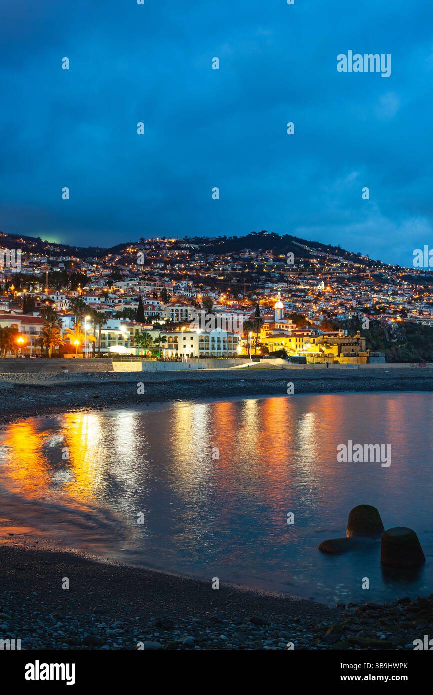 Nachtblick auf das historische Zentrum von Funchal (Zona Velha) mit der Festung São Tiago, der berühmten Militärfestung mit Blick auf die Küste von Madeira. Stockfoto