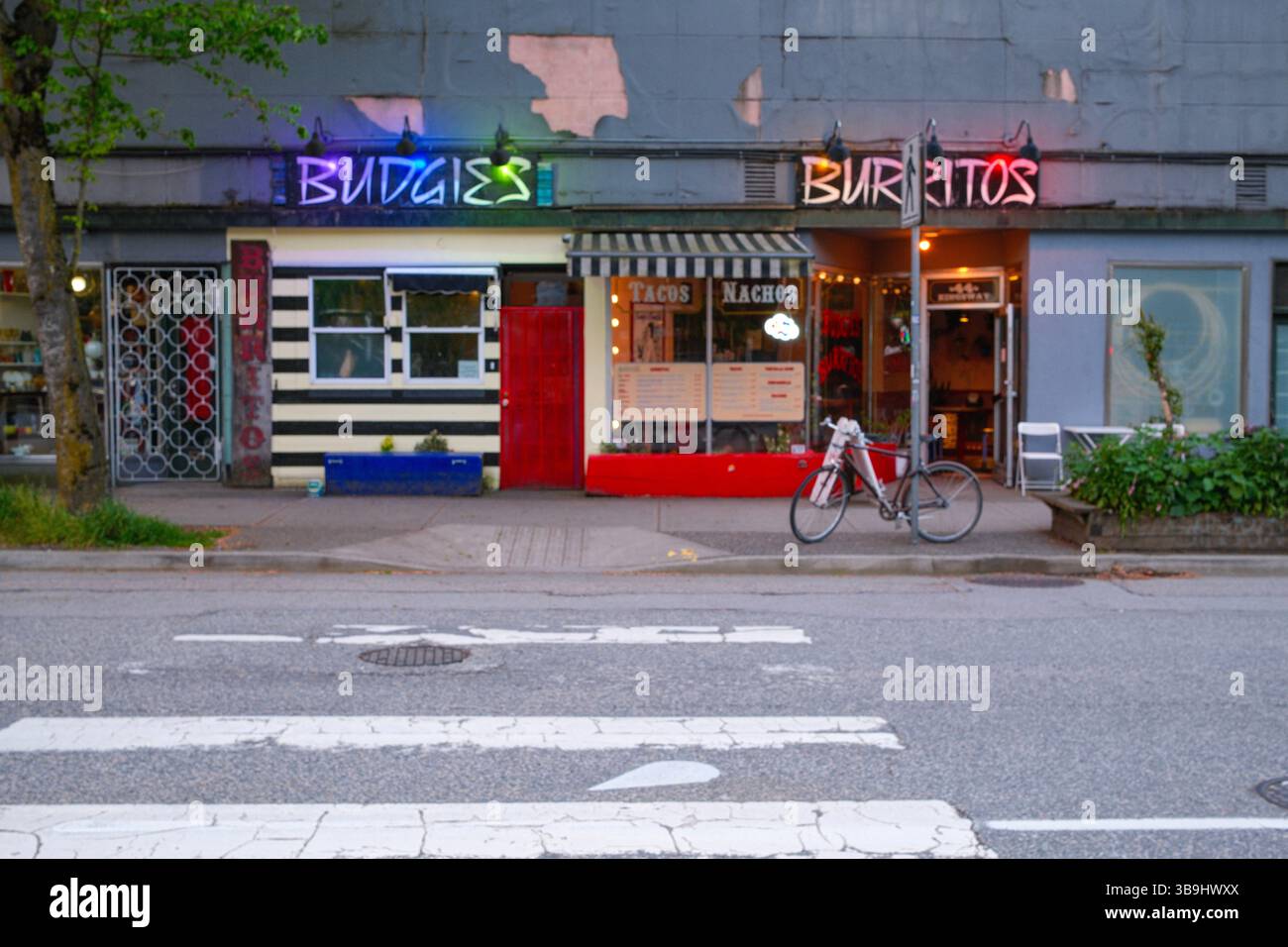 Budgies Burritos entlang des Kingsway am Ende eines Crosswalk in Mount Pleasant, Vancouver, BC. Stockfoto