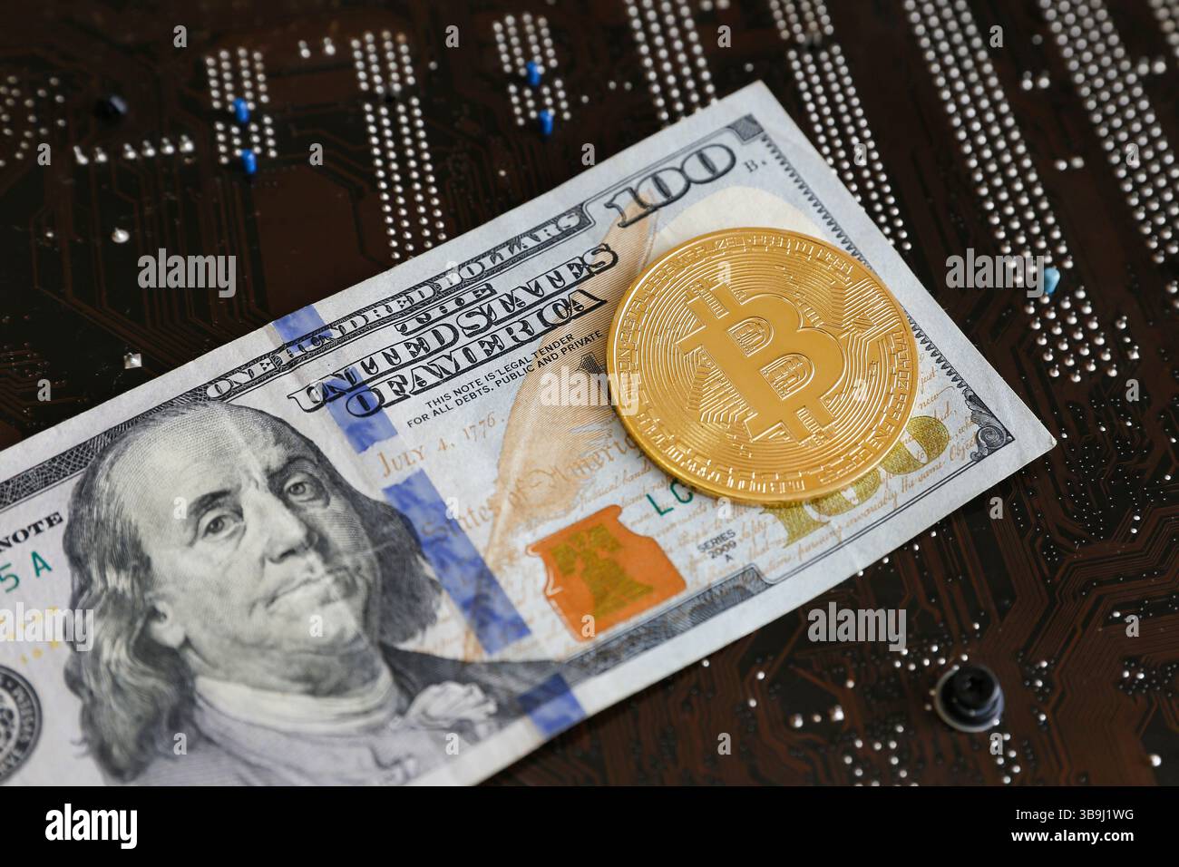 Hochauflösende $100-Scheine und goldene Bitcoin-Münze. Finanzen, Kryptowährung, Investitionen, digitale Inhalte. Gebührenfreie kommerzielle Nutzung Stockfoto