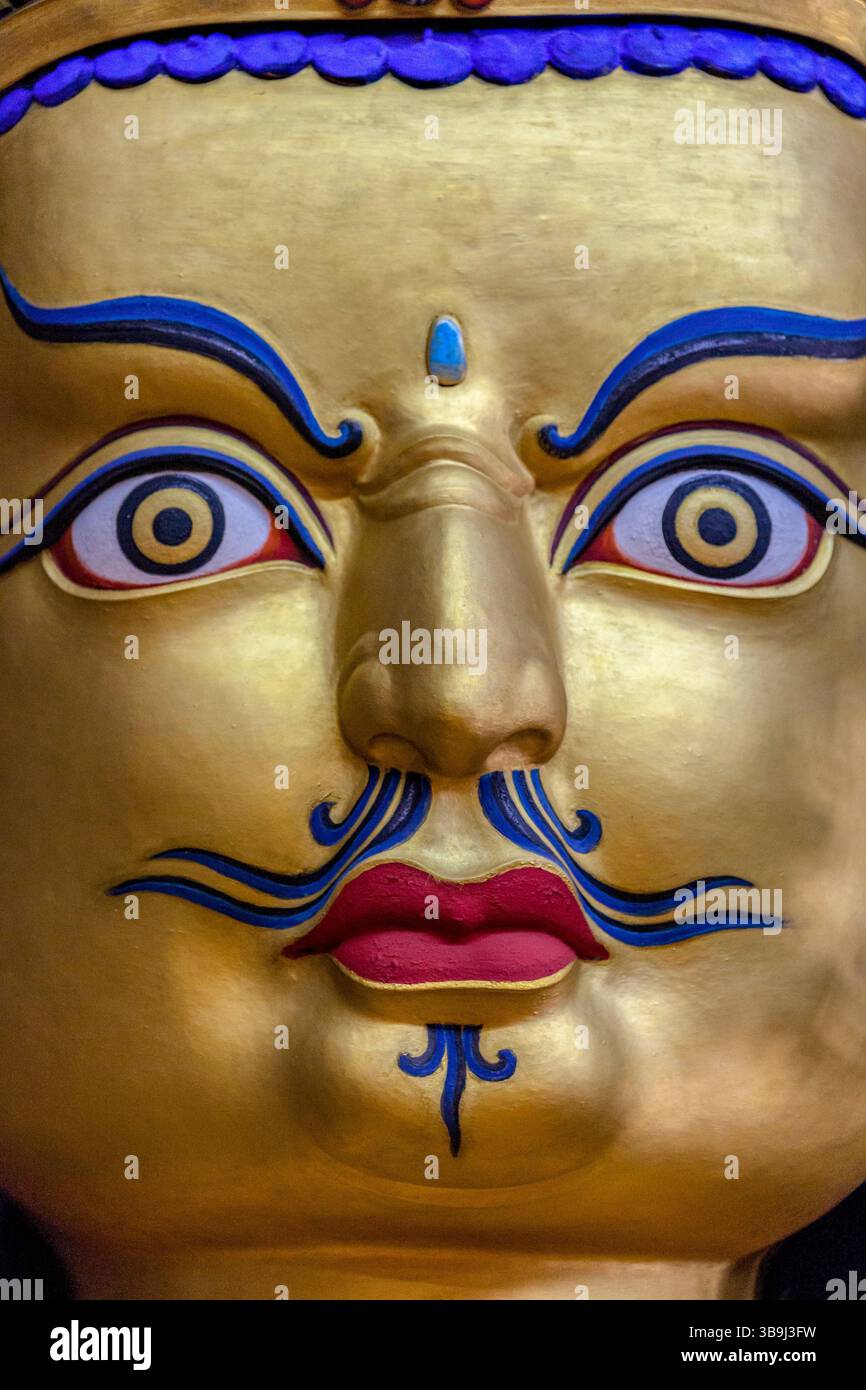 Nahaufnahme des goldenen Kopfes von Guru Rinpoche, Namgyal Kloster, Dharamshala, Indien Stockfoto