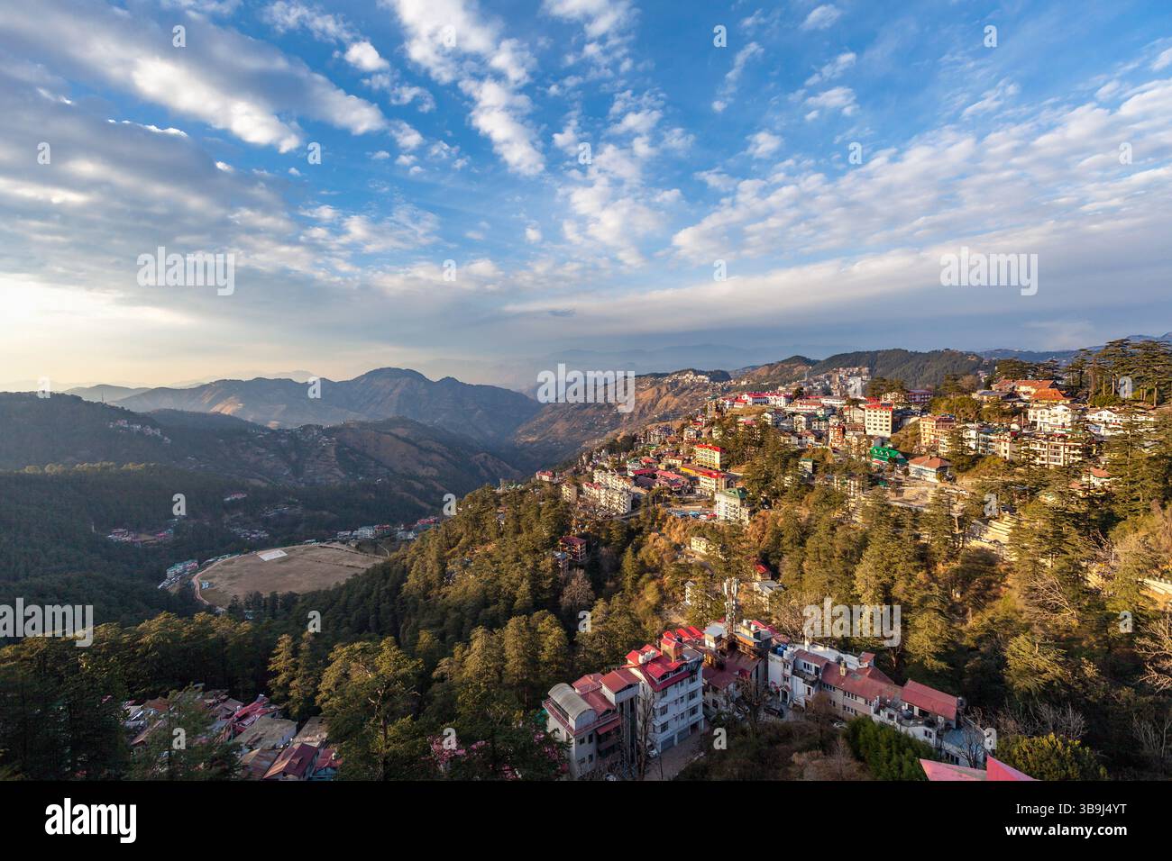 Blick auf Shimla am Fuße des Himalaya, Indien Stockfoto