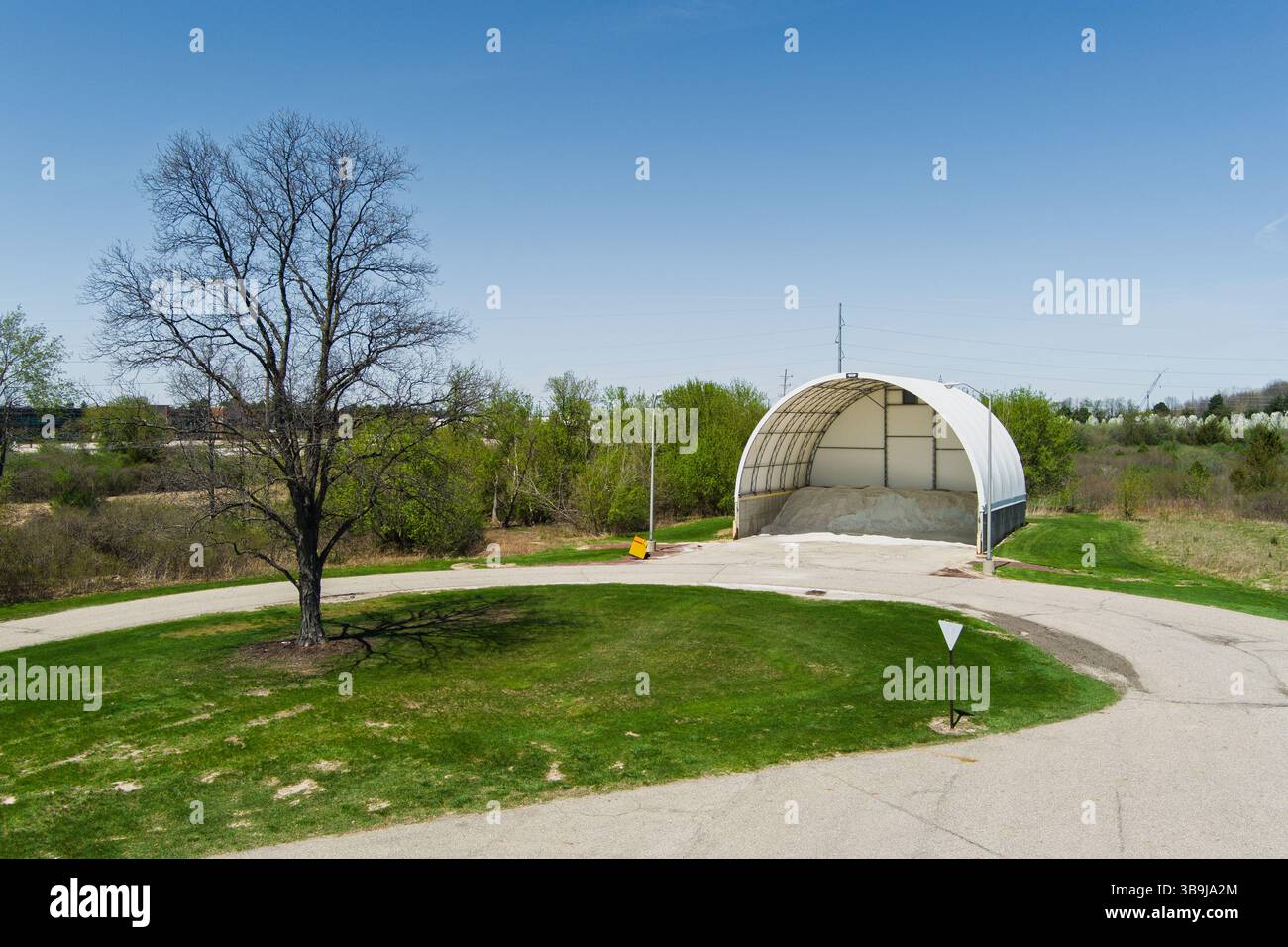 Isolierte ländliche Salzlagerhalle mit Kopierraum Stockfoto