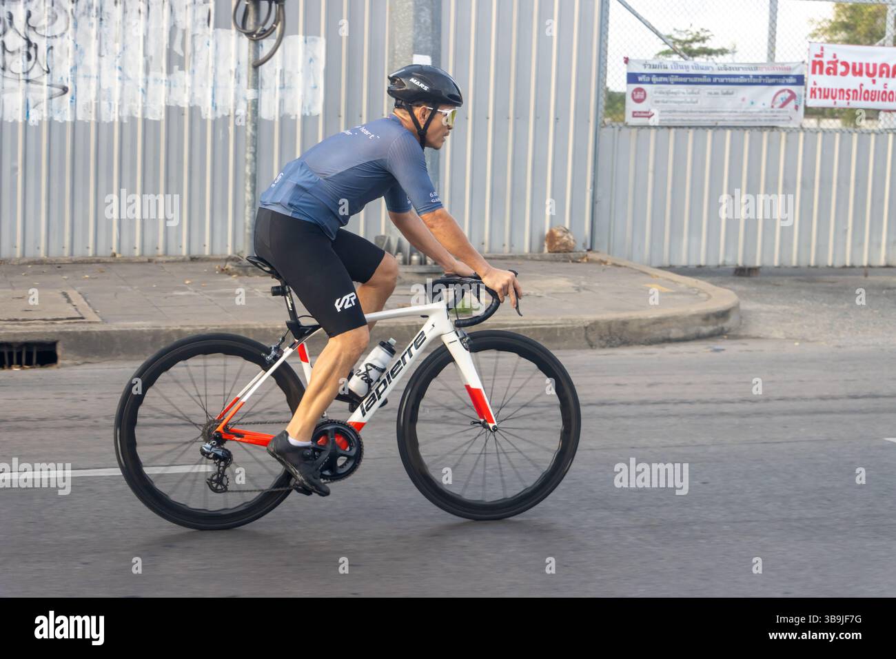SAMUT PRAKAN, THAILAND, 24. April 2025, Radfahrer auf dem Rennrad im Stadtzentrum Stockfoto