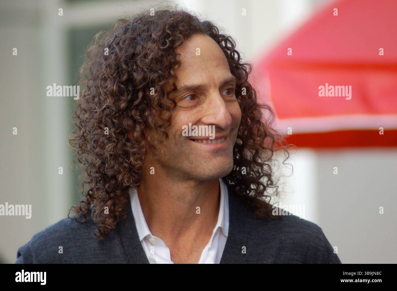 Der Saxophonist Kenny G gehörte zu den bemerkenswerten Teilnehmern der Hollywood Walk of Fame Star Ceremony von Kenneth „Babyface“ Edmonds, die Jahrzehnte musikalischer Einflüsse und Zusammenarbeit feierte. Stockfoto