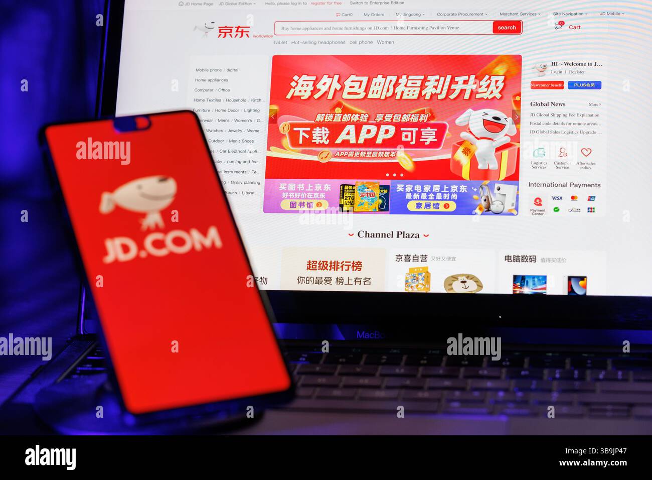 Hongkong, China. Mai 2025. JD.com App wird auf einem Mobiltelefon vor der Website auf einem Computerbildschirm angezeigt. JD.com soll seine Ergebnisse für das 1. Quartal 2025 am Dienstag, den 13. Mai 2025, vor der Eröffnung des US-Marktes, melden. Der Anruf für die Bezüge wird am selben Tag auf 20:00 Uhr HKT (13:00 Uhr BST) festgelegt. JD.com (ä  LW AT  ¬ä¸œ) ist eines der größten E-Commerce-Unternehmen Chinas, das 1998 von Liu Qiangdong (Richard Liu) gegründet wurde. Hauptsitz in Peking (Credit Image: © May James/ZUMA Press Wire) NUR REDAKTIONELLE VERWENDUNG! Nicht für kommerzielle ZWECKE! Stockfoto