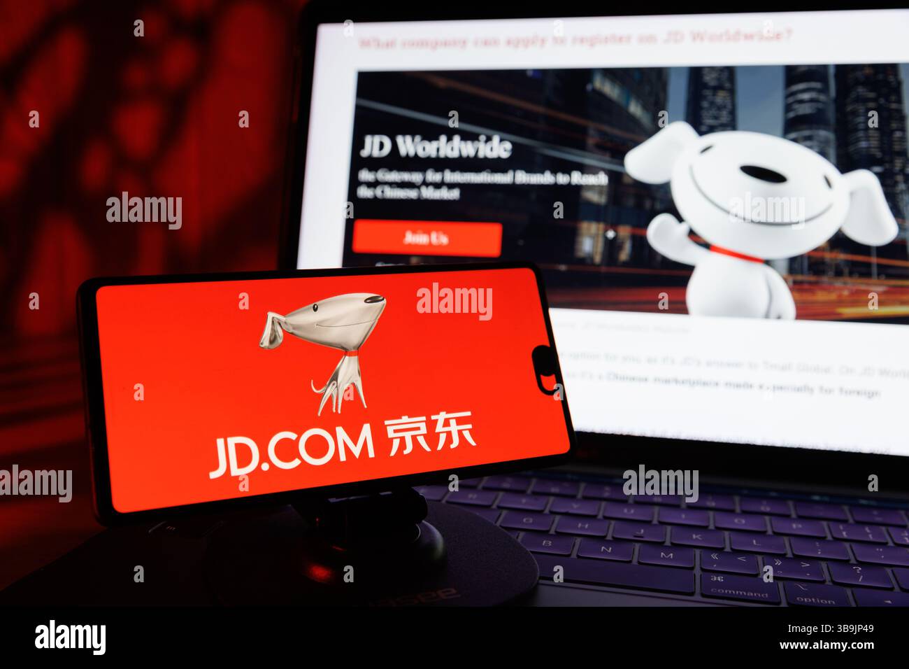 Hongkong, China. Mai 2025. JD.com App wird auf einem Mobiltelefon vor der Website auf einem Computerbildschirm angezeigt. JD.com soll seine Ergebnisse für das 1. Quartal 2025 am Dienstag, den 13. Mai 2025, vor der Eröffnung des US-Marktes, melden. Der Anruf für die Bezüge wird am selben Tag auf 20:00 Uhr HKT (13:00 Uhr BST) festgelegt. JD.com (ä  LW AT  ¬ä¸œ) ist eines der größten E-Commerce-Unternehmen Chinas, das 1998 von Liu Qiangdong (Richard Liu) gegründet wurde. Hauptsitz in Peking (Credit Image: © May James/ZUMA Press Wire) NUR REDAKTIONELLE VERWENDUNG! Nicht für kommerzielle ZWECKE! Stockfoto