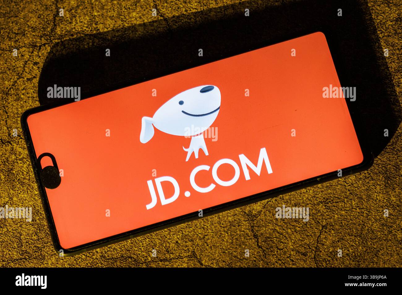 Hongkong, China. Mai 2025. JD.com App auf einem Mobiltelefon angezeigt. JD.com soll seine Ergebnisse für das 1. Quartal 2025 am Dienstag, den 13. Mai 2025, vor der Eröffnung des US-Marktes, melden. Der Anruf für die Bezüge wird am selben Tag auf 20:00 Uhr HKT (13:00 Uhr BST) festgelegt. JD.com (ä  LW AT  ¬ä¸œ) ist eines der größten E-Commerce-Unternehmen Chinas, das 1998 von Liu Qiangdong (Richard Liu) gegründet wurde. Hauptsitz in Peking (Credit Image: © May James/ZUMA Press Wire) NUR REDAKTIONELLE VERWENDUNG! Nicht für kommerzielle ZWECKE! Stockfoto