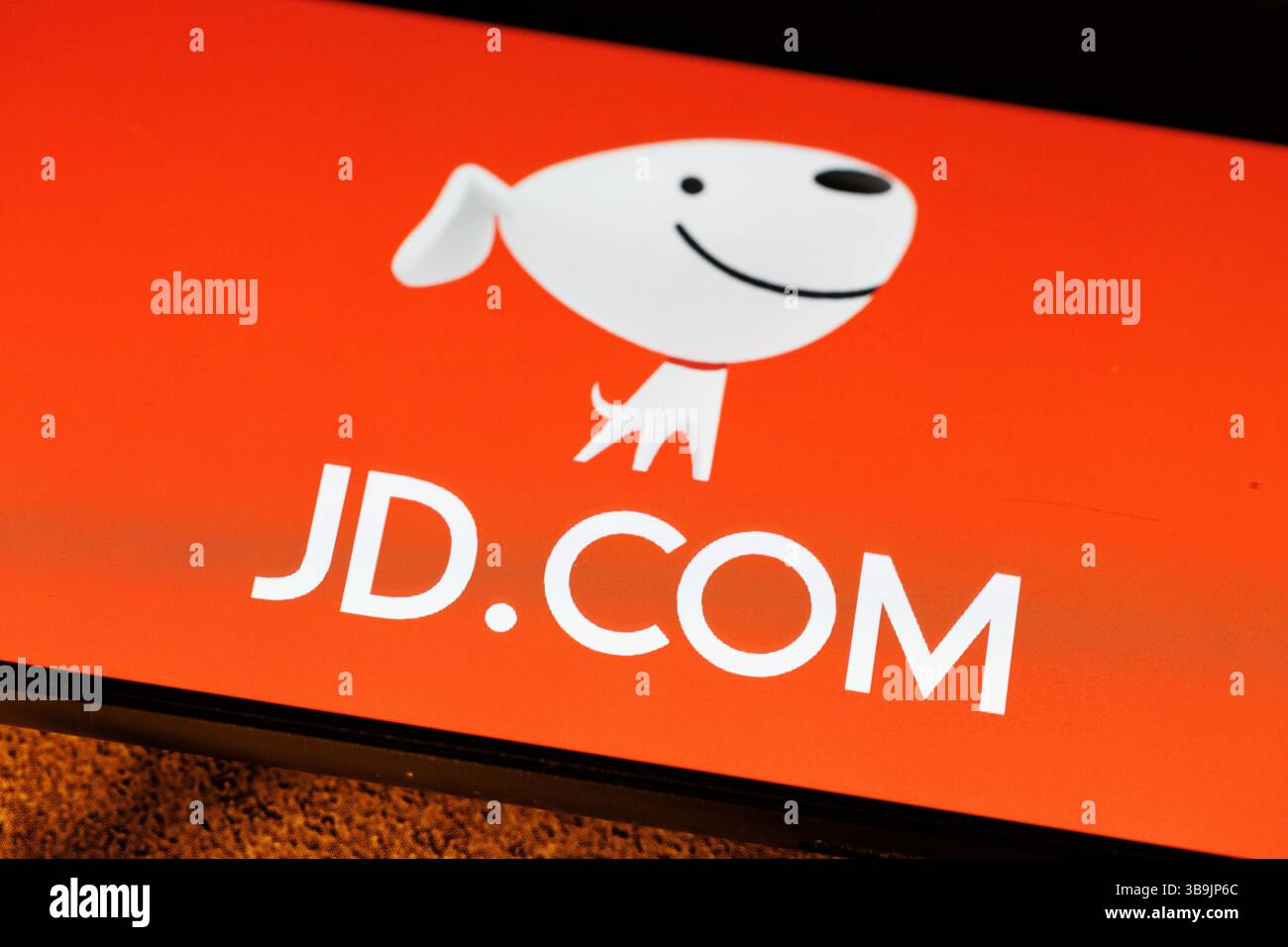 Hongkong, China. Mai 2025. JD.com App auf einem Mobiltelefon angezeigt. JD.com soll seine Ergebnisse für das 1. Quartal 2025 am Dienstag, den 13. Mai 2025, vor der Eröffnung des US-Marktes, melden. Der Anruf für die Bezüge wird am selben Tag auf 20:00 Uhr HKT (13:00 Uhr BST) festgelegt. JD.com (ä  LW AT  ¬ä¸œ) ist eines der größten E-Commerce-Unternehmen Chinas, das 1998 von Liu Qiangdong (Richard Liu) gegründet wurde. Hauptsitz in Peking (Credit Image: © May James/ZUMA Press Wire) NUR REDAKTIONELLE VERWENDUNG! Nicht für kommerzielle ZWECKE! Stockfoto