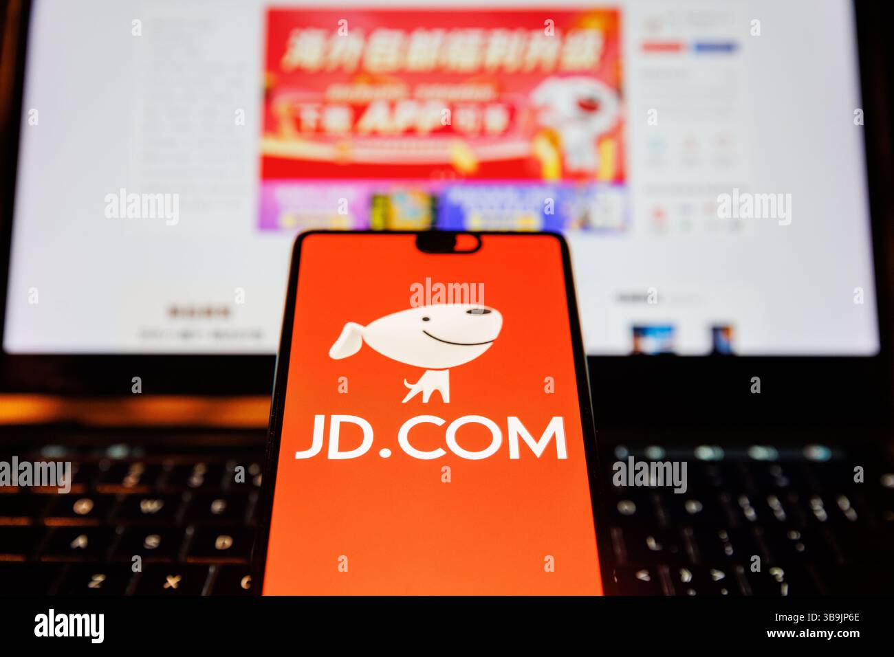Hongkong, China. Mai 2025. JD.com App wird auf einem Mobiltelefon vor der Website auf einem Computerbildschirm angezeigt. JD.com soll seine Ergebnisse für das 1. Quartal 2025 am Dienstag, den 13. Mai 2025, vor der Eröffnung des US-Marktes, melden. Der Anruf für die Bezüge wird am selben Tag auf 20:00 Uhr HKT (13:00 Uhr BST) festgelegt. JD.com (ä  LW AT  ¬ä¸œ) ist eines der größten E-Commerce-Unternehmen Chinas, das 1998 von Liu Qiangdong (Richard Liu) gegründet wurde. Hauptsitz in Peking (Credit Image: © May James/ZUMA Press Wire) NUR REDAKTIONELLE VERWENDUNG! Nicht für kommerzielle ZWECKE! Stockfoto