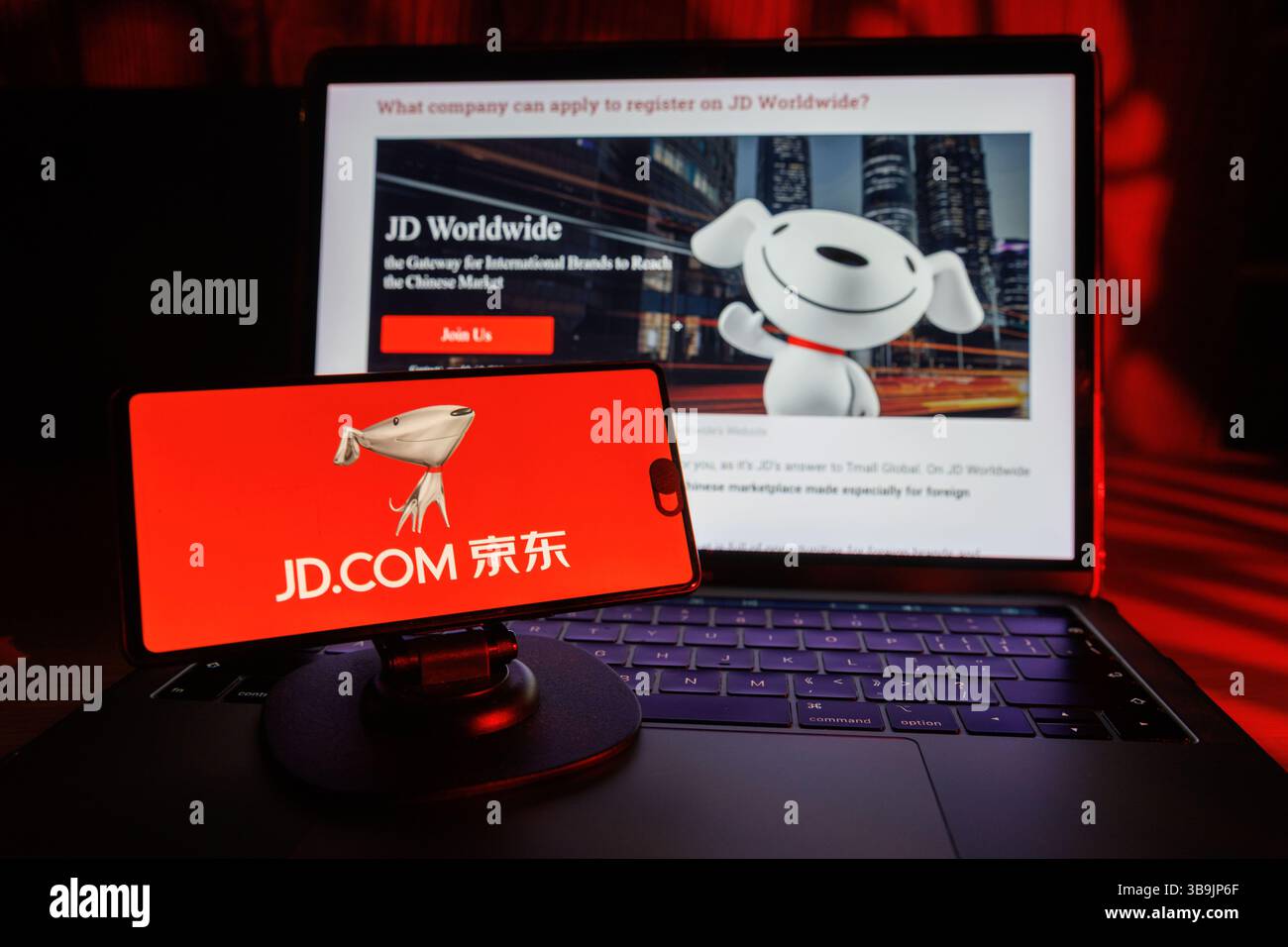 Hongkong, China. Mai 2025. JD.com App wird auf einem Mobiltelefon vor der Website auf einem Computerbildschirm angezeigt. JD.com soll seine Ergebnisse für das 1. Quartal 2025 am Dienstag, den 13. Mai 2025, vor der Eröffnung des US-Marktes, melden. Der Anruf für die Bezüge wird am selben Tag auf 20:00 Uhr HKT (13:00 Uhr BST) festgelegt. JD.com (ä  LW AT  ¬ä¸œ) ist eines der größten E-Commerce-Unternehmen Chinas, das 1998 von Liu Qiangdong (Richard Liu) gegründet wurde. Hauptsitz in Peking (Credit Image: © May James/ZUMA Press Wire) NUR REDAKTIONELLE VERWENDUNG! Nicht für kommerzielle ZWECKE! Stockfoto