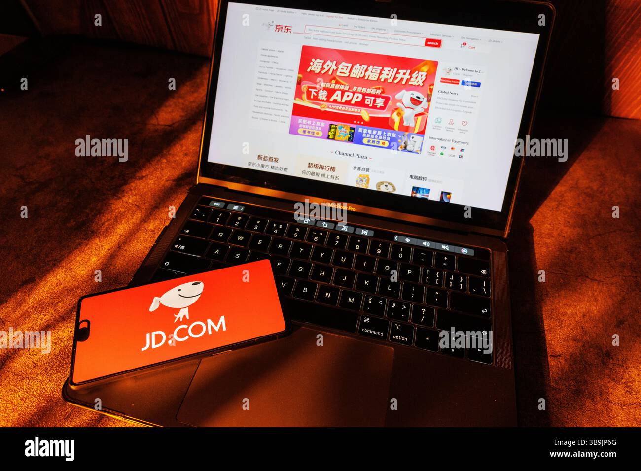 Hongkong, China. Mai 2025. JD.com App wird auf einem Mobiltelefon vor der Website auf einem Computerbildschirm angezeigt. JD.com soll seine Ergebnisse für das 1. Quartal 2025 am Dienstag, den 13. Mai 2025, vor der Eröffnung des US-Marktes, melden. Der Anruf für die Bezüge wird am selben Tag auf 20:00 Uhr HKT (13:00 Uhr BST) festgelegt. JD.com (ä  LW AT  ¬ä¸œ) ist eines der größten E-Commerce-Unternehmen Chinas, das 1998 von Liu Qiangdong (Richard Liu) gegründet wurde. Hauptsitz in Peking (Credit Image: © May James/ZUMA Press Wire) NUR REDAKTIONELLE VERWENDUNG! Nicht für kommerzielle ZWECKE! Stockfoto