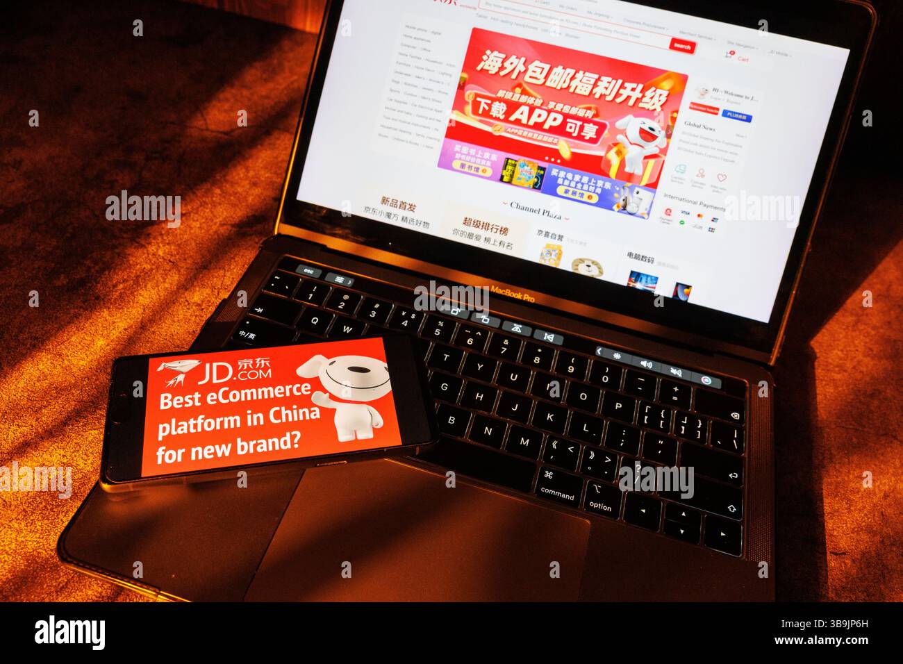 Hongkong, China. Mai 2025. JD.com App wird auf einem Mobiltelefon vor der Website auf einem Computerbildschirm angezeigt. JD.com soll seine Ergebnisse für das 1. Quartal 2025 am Dienstag, den 13. Mai 2025, vor der Eröffnung des US-Marktes, melden. Der Anruf für die Bezüge wird am selben Tag auf 20:00 Uhr HKT (13:00 Uhr BST) festgelegt. JD.com (ä  LW AT  ¬ä¸œ) ist eines der größten E-Commerce-Unternehmen Chinas, das 1998 von Liu Qiangdong (Richard Liu) gegründet wurde. Hauptsitz in Peking (Credit Image: © May James/ZUMA Press Wire) NUR REDAKTIONELLE VERWENDUNG! Nicht für kommerzielle ZWECKE! Stockfoto