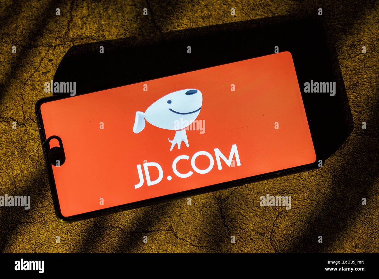 Hongkong, China. Mai 2025. JD.com App auf einem Mobiltelefon angezeigt. JD.com soll seine Ergebnisse für das 1. Quartal 2025 am Dienstag, den 13. Mai 2025, vor der Eröffnung des US-Marktes, melden. Der Anruf für die Bezüge wird am selben Tag auf 20:00 Uhr HKT (13:00 Uhr BST) festgelegt. JD.com (ä  LW AT  ¬ä¸œ) ist eines der größten E-Commerce-Unternehmen Chinas, das 1998 von Liu Qiangdong (Richard Liu) gegründet wurde. Hauptsitz in Peking (Credit Image: © May James/ZUMA Press Wire) NUR REDAKTIONELLE VERWENDUNG! Nicht für kommerzielle ZWECKE! Stockfoto