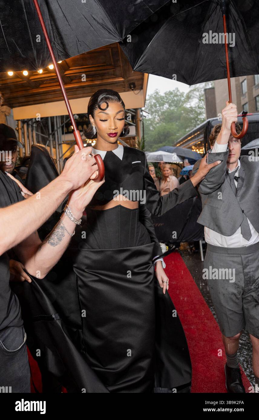 New York - 5. Mai 2025: Angel Reese im Kleid von Thom Browne verlässt das Pierre, Ein Taj Hotel auf dem Weg zur Met Gala 2025, die „Superfine: Tailoring Black Style“ feiert Stockfoto