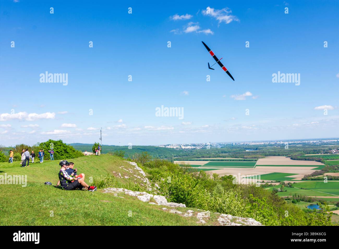 Hainburg an der Donau: Blick nach Bratislava (Pressburg) vom Hügel Braunsberg, Modellgleiter in Donau, Niederösterreich, Niederösterreich, Österreich Stockfoto