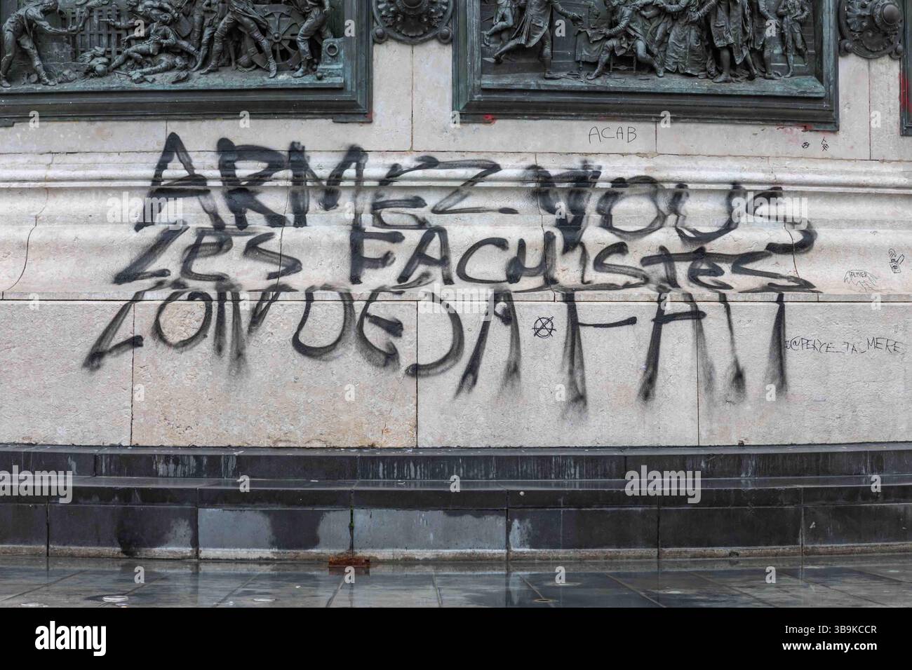 Armez vous les fascistes lont deja fait. Graffiti am Monument à la République am Place de la République im Viertel Folie-Méricourt in Paris, Frankreich. Stockfoto
