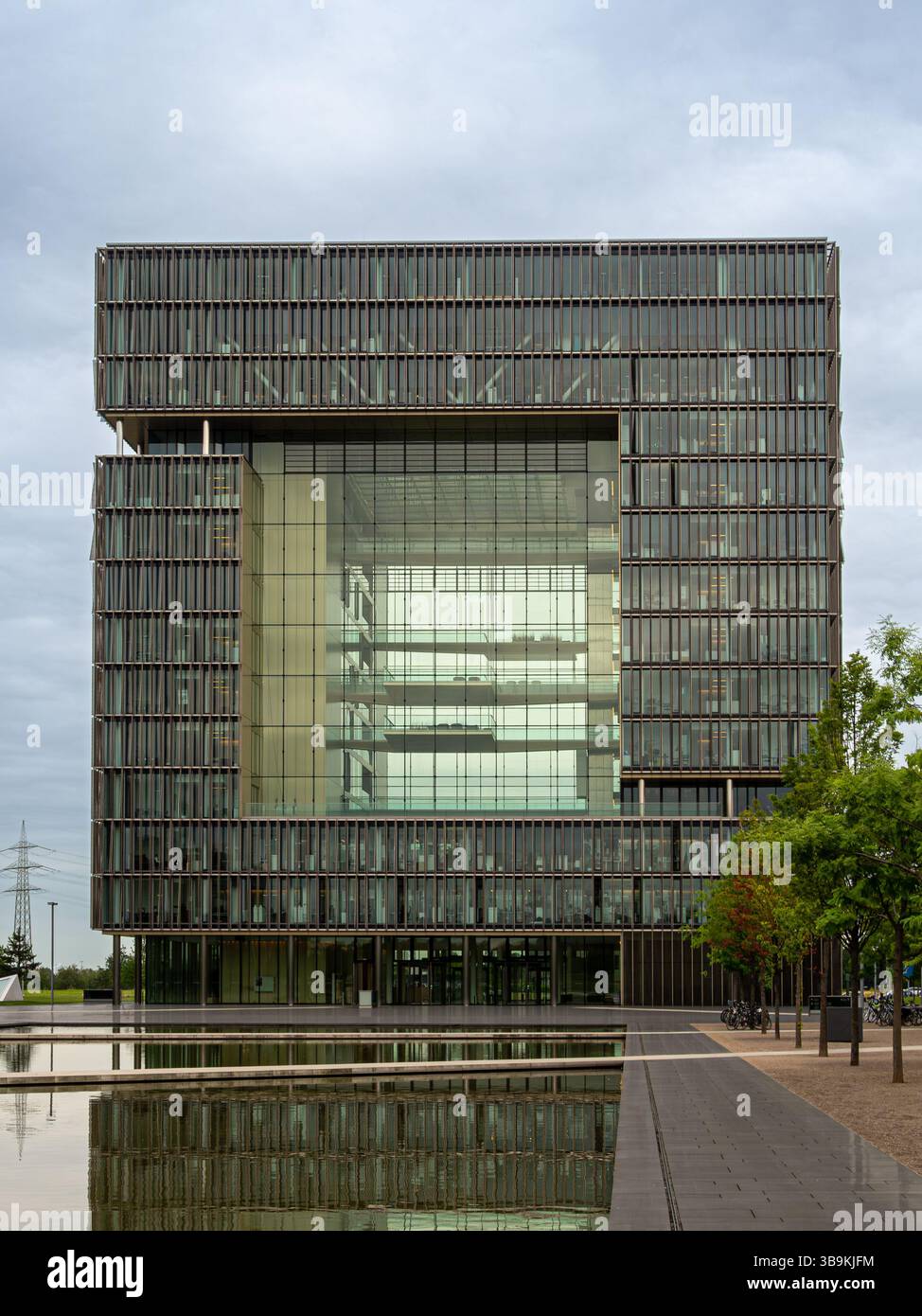 Moderne Bürogebäude-Fassade von ThyssenKrupp mit reflektierendem Glasdesign und urbanem Umfeld in Essen, Deutschland Stockfoto
