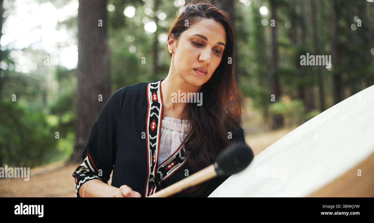 Outdoor, Frau und Schamane mit Trommel für Klang, spirituelle Heilung und traditionelle Vorstellung. Natur, weibliche Person und Heilerin mit Musik für ganzheitliche Stockfoto