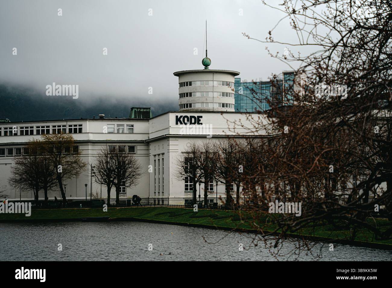 Bergan, Norwegen - 11. April 2024: Blick auf das KODE-Museumsgebäude am Seeufer in Bergen, Norwegen Stockfoto