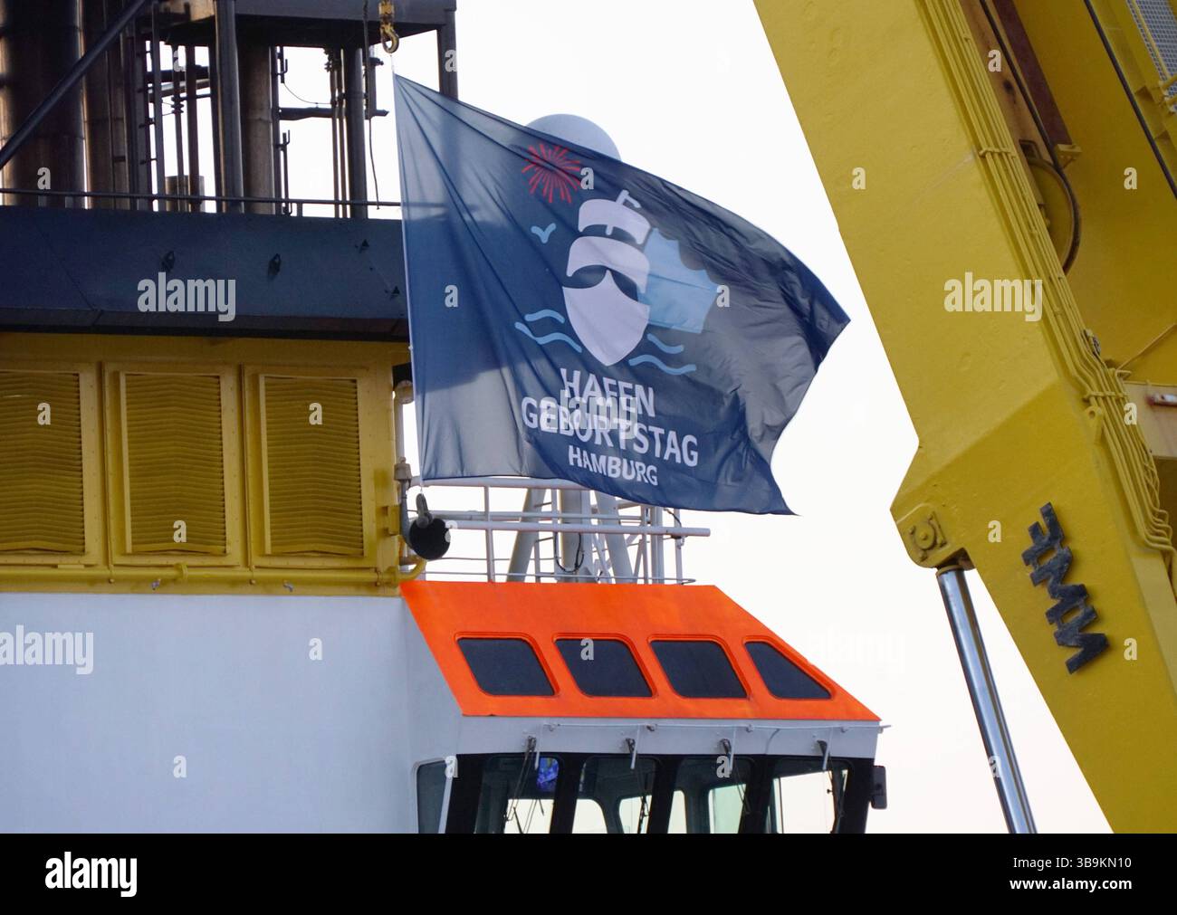 Fotos links und rechts der Veranstaltungen vom 836 Hamburger Hafengeburtstag vom 9. bis 11. Mai 2025 in Hamburg. Fahne, Flagge, Banner, Hamburger Hafengeburtstag, Hamburg - Hafengeburtstag *** Fotos links und rechts von den Veranstaltungen des Hamburger Hafengeburtstages 836 vom 9. Bis 11. Mai 2025 in Hamburg Flagge, Banner, Hamburger Hafengeburtstag, Hamburger Hafengeburtstag, Hamburger Hafengeburtstag Stockfoto