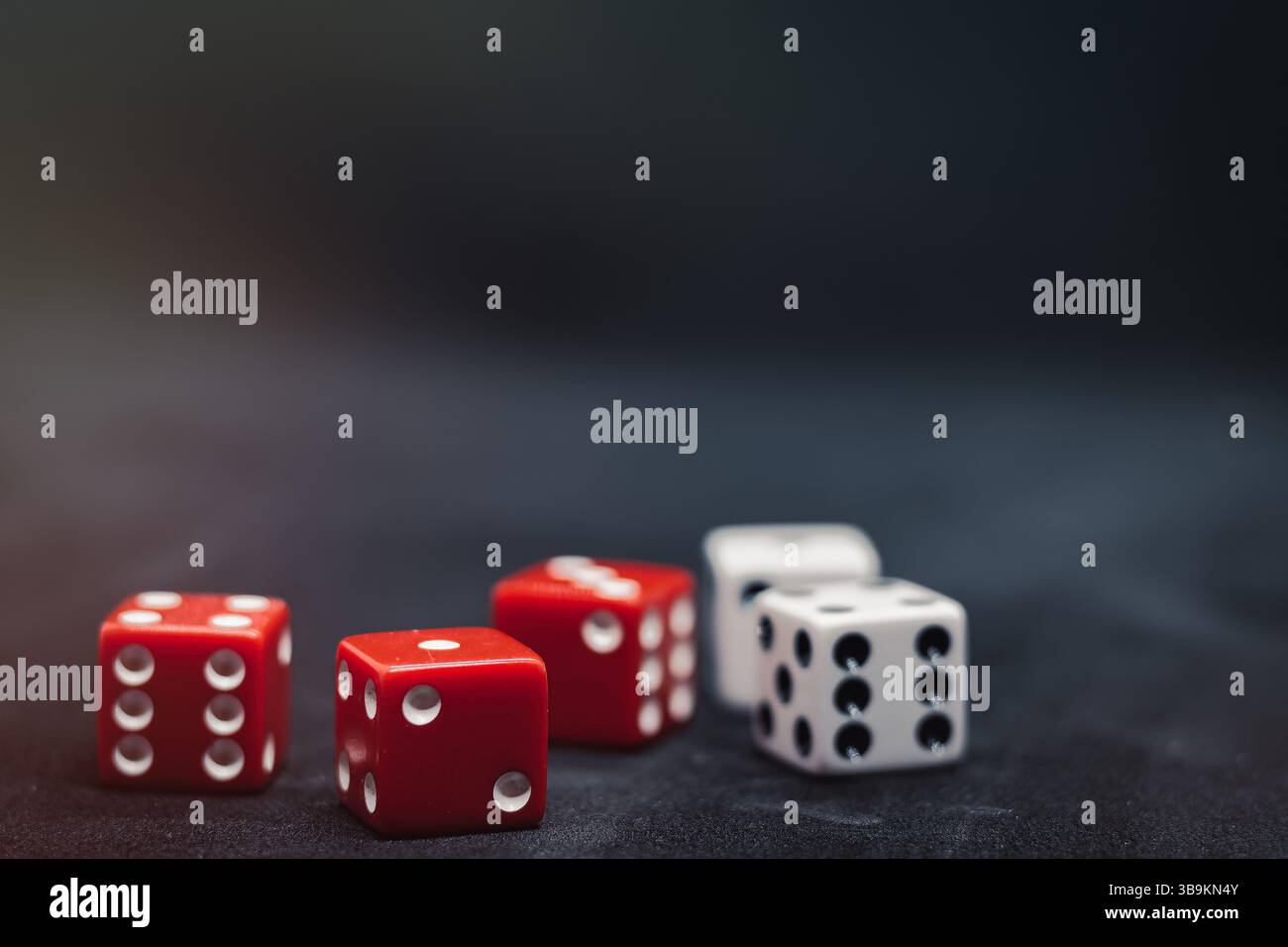 würfel auf schwarzem Hintergrund Stockfoto