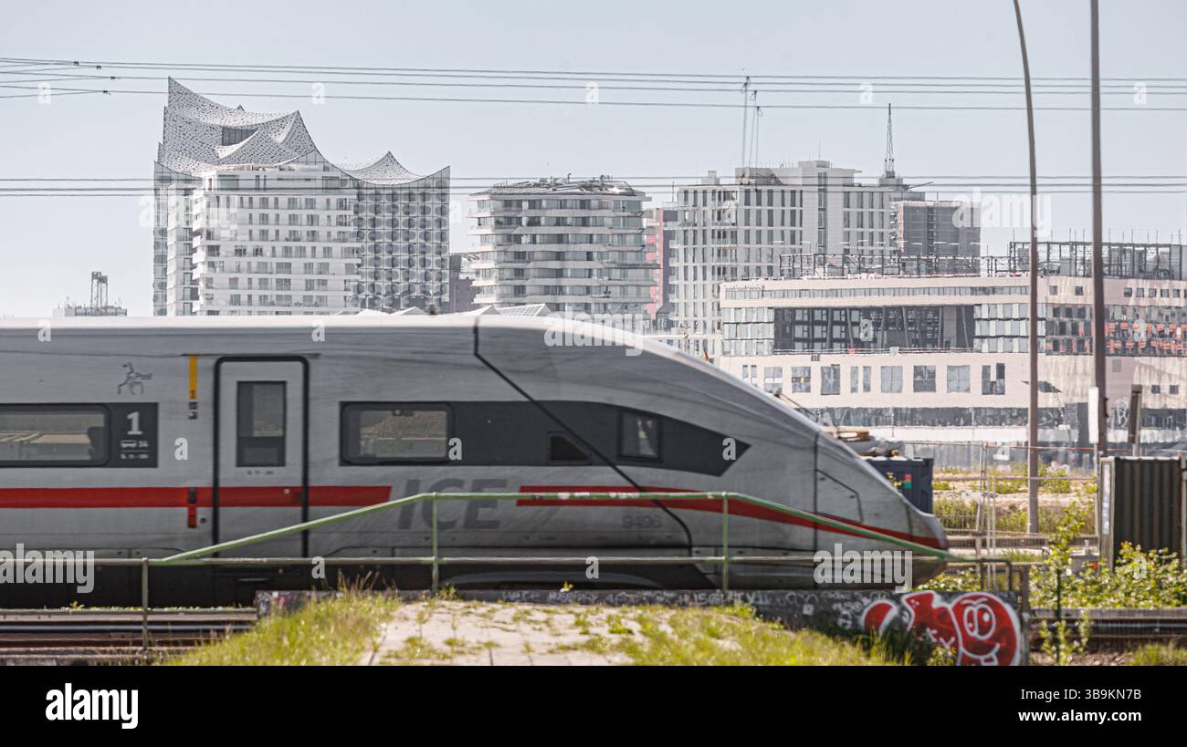 Hamburg, Deutschland. Mai 2025. Ein von Süden kommender ICE-Zug mit Hafencity im Hintergrund Richtung Hauptbahnhof. Quelle: Markus Scholz/dpa/Alamy Live News Stockfoto