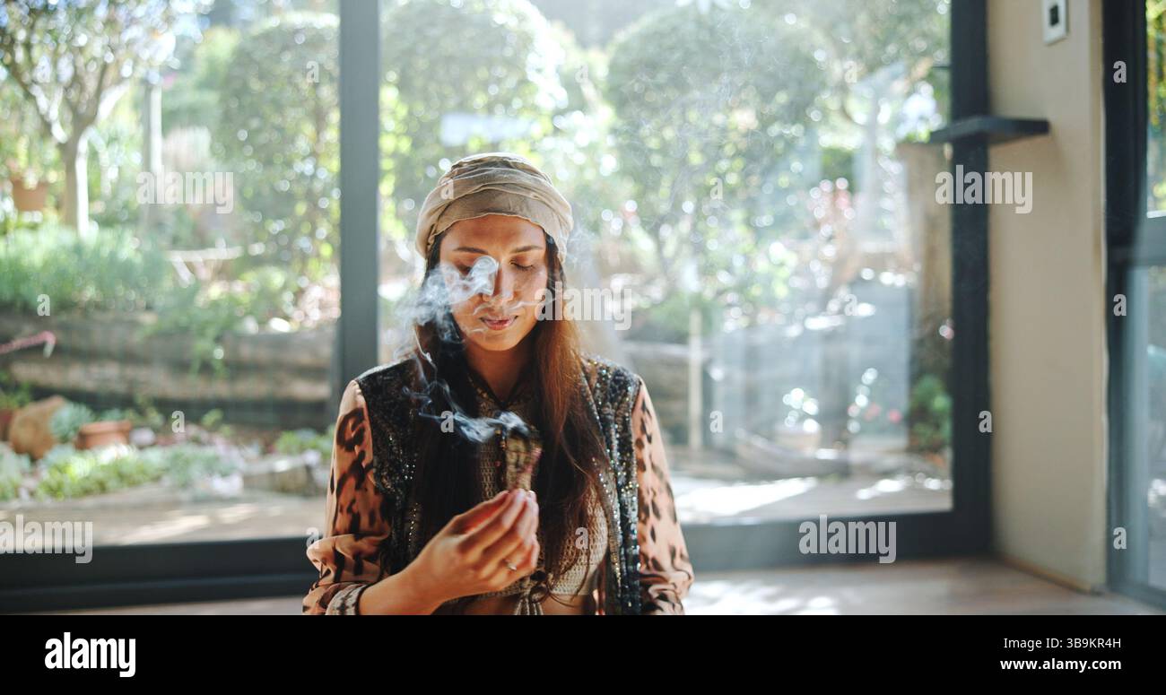 Frau, natürliche Heilung und Weihrauch mit Heilpraktiker für Buddhismus, Zeremonie und Kultur im Atelier. Heiler, Salbeirauch und Aromatherapie für Spiritualität Stockfoto