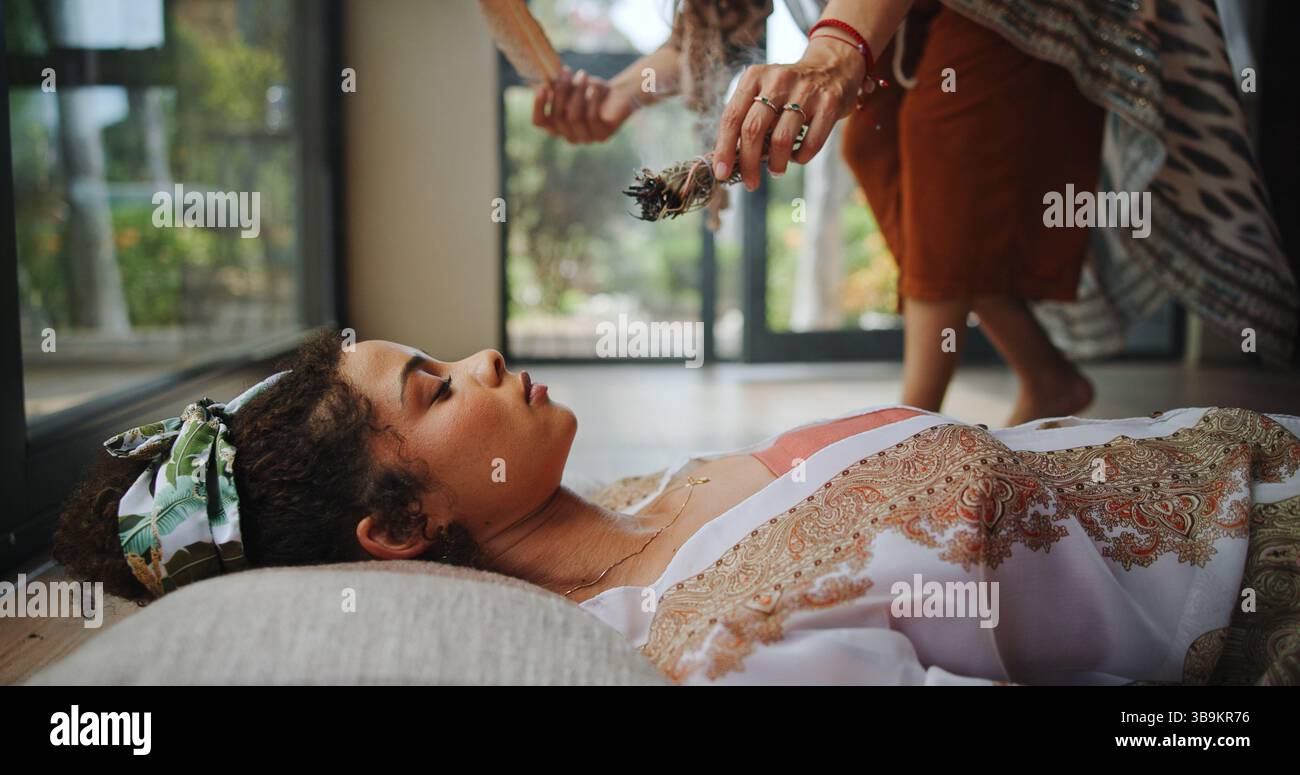 Spirituell, heilend und Frau mit Schamane, Händen und Verschmieren für Reinigung, traditionellen und inneren Frieden. Ganzheitlich, Salbei und Rauch zum Erwachen Stockfoto