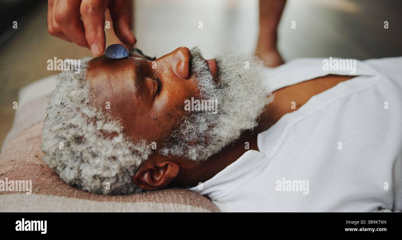 Kristall, Meditation und Heilung mit dem Menschen auf dem Boden für Energiehaushalt, Zen-Ritual oder Spiritualität. Chakra des dritten Auges, Frieden oder ganzheitlich mit Senior Stockfoto
