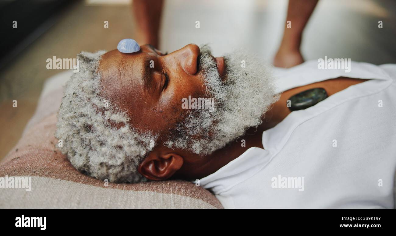 Kristall, Zen und Heilung mit Mann auf dem Boden für Energiehaushalt, Meditationsritual oder Spiritualität. Chakra des dritten Auges, Frieden oder ganzheitlich mit Senior Stockfoto