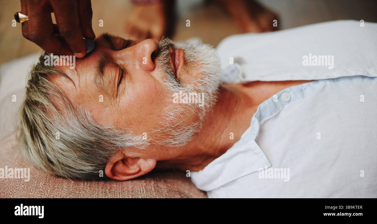 Kristall, Meditation und Frieden mit dem Menschen auf dem Boden für Energiehaushalt, Heilritual oder Spiritualität. Chakra des dritten Auges, Zen oder ganzheitlich mit Senior Stockfoto