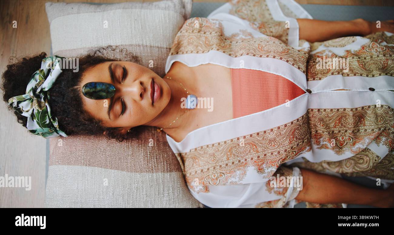 Frau, Kristall und Chakra Balance auf dem Boden, oben und Energie für Therapie mit Erholung im Urlaub. Menschen, Felsen und ganzheitliche Pflege mit Mineralien Stockfoto