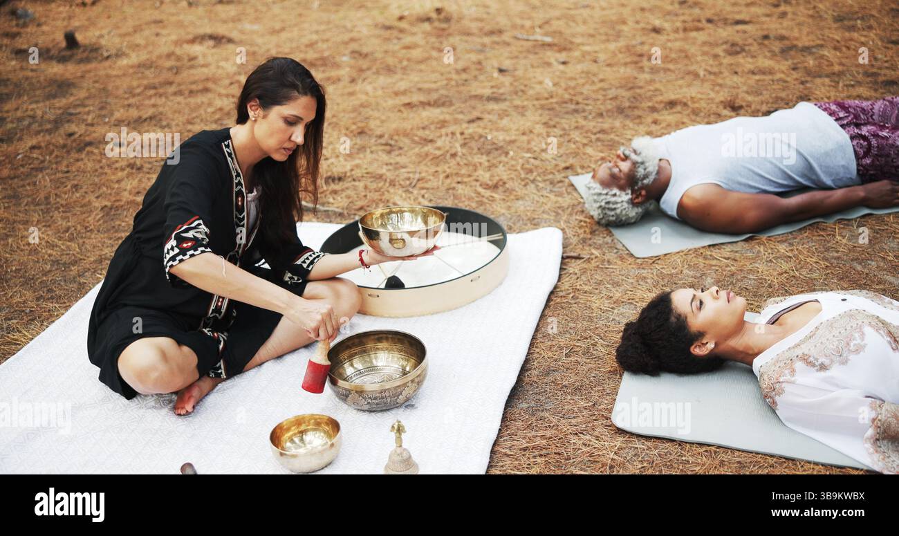 Meditation, Klangtherapie und Menschen mit Schüsseln in der Natur für Achtsamkeit, spirituelle Reinigung und Zen-Energie. Wellness, Morgenritual und Frau mit Stockfoto