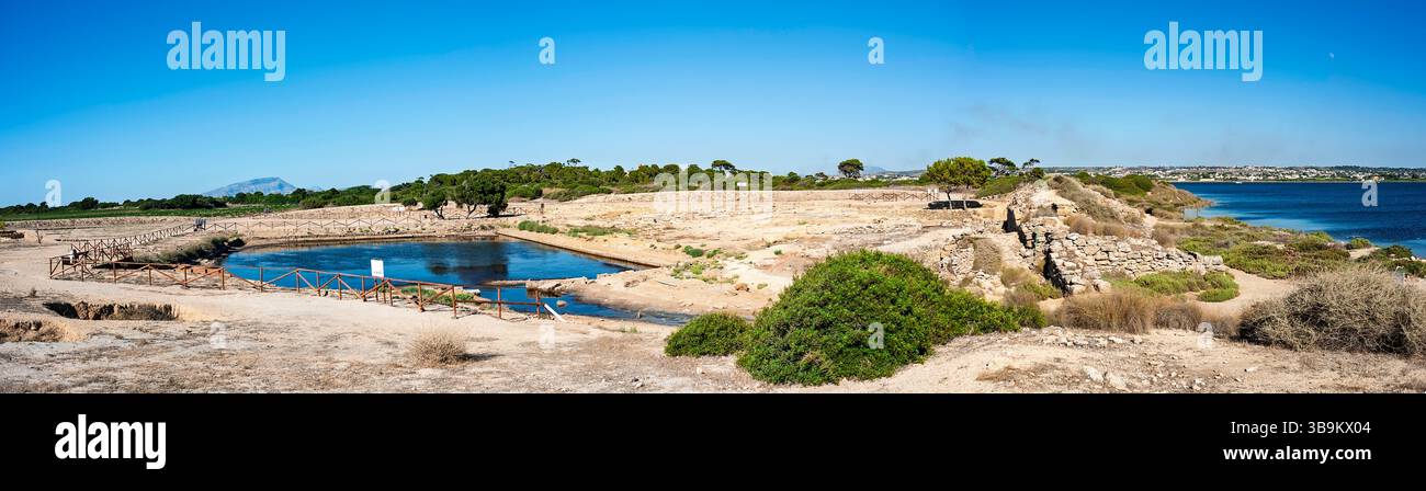 Archäologische Stätte auf der Insel Mozia, Sizilien, Italien. Blick auf das Kothon-Becken unter blauem Himmel, umgeben von trockener Landschaft und Geschichte. Stockfoto