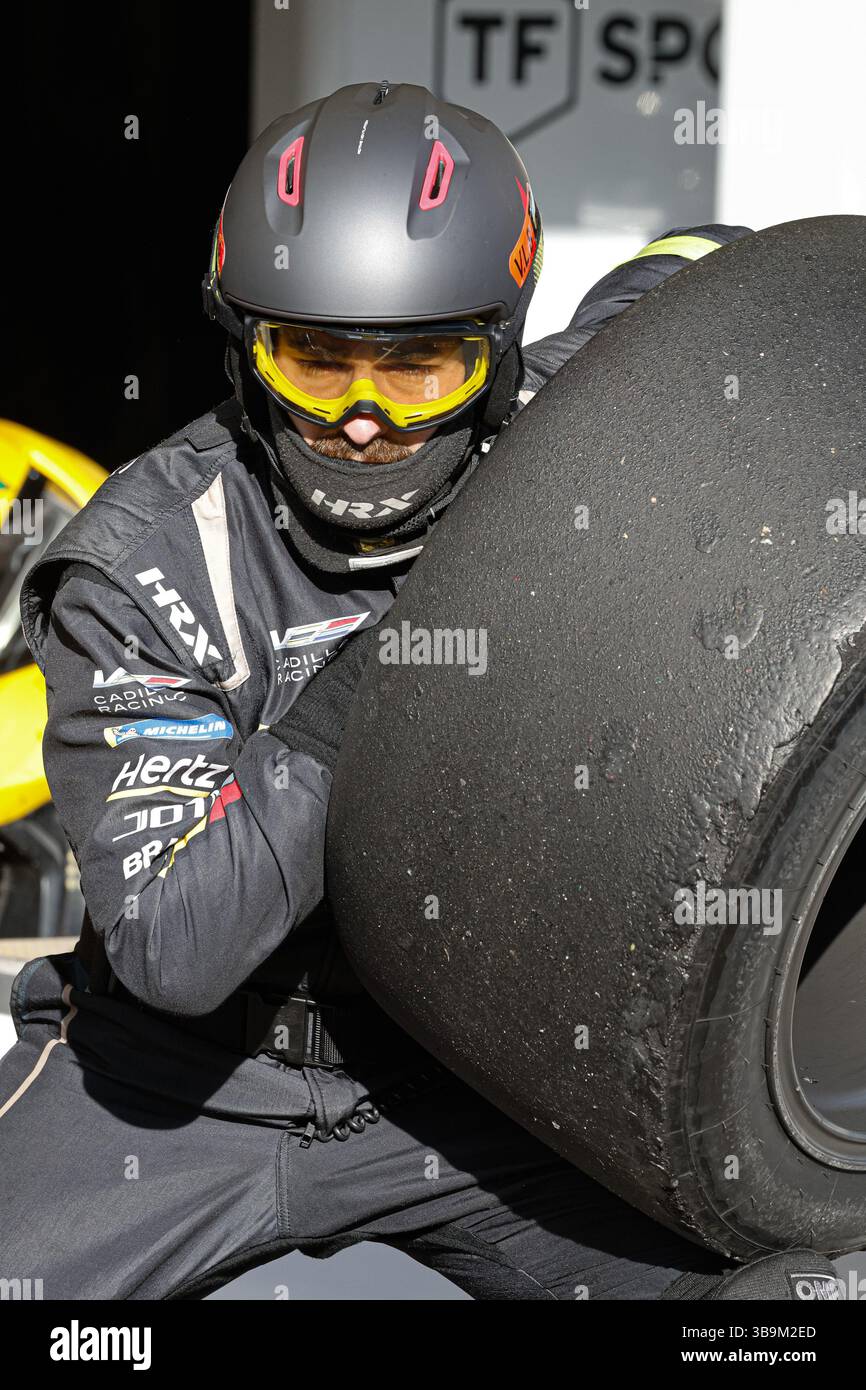 Mechaniker, Mecanicien, michelin, Reifen, pneu, während der TotalEnergies 6 Stunden von Spa-Francorchamps 2025, 3. Runde der FIA-Langstrecken-Weltmeisterschaft 2025, vom 8. bis 10. Mai 2025 auf dem Circuit de Spa-Francorchamps in Stavelot, Belgien Stockfoto