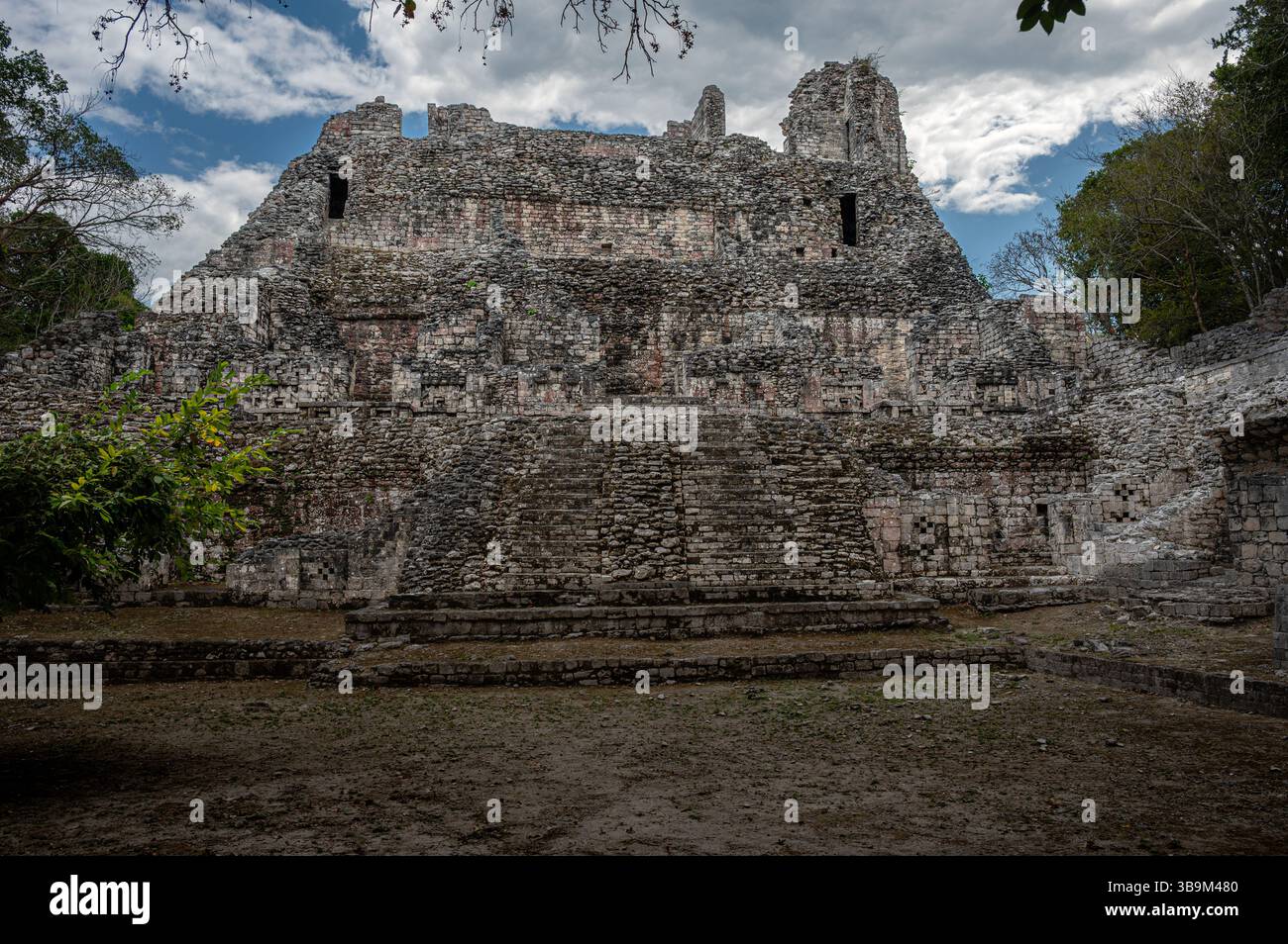 Maya-Ruinen in Becan, Mexiko, Frontalansicht von Struktur IV Stockfoto