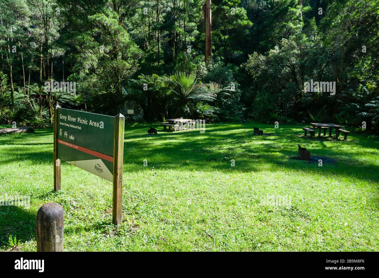Wegweiser und Picknicktische, Grey River Picknickbereich, Australien Stockfoto