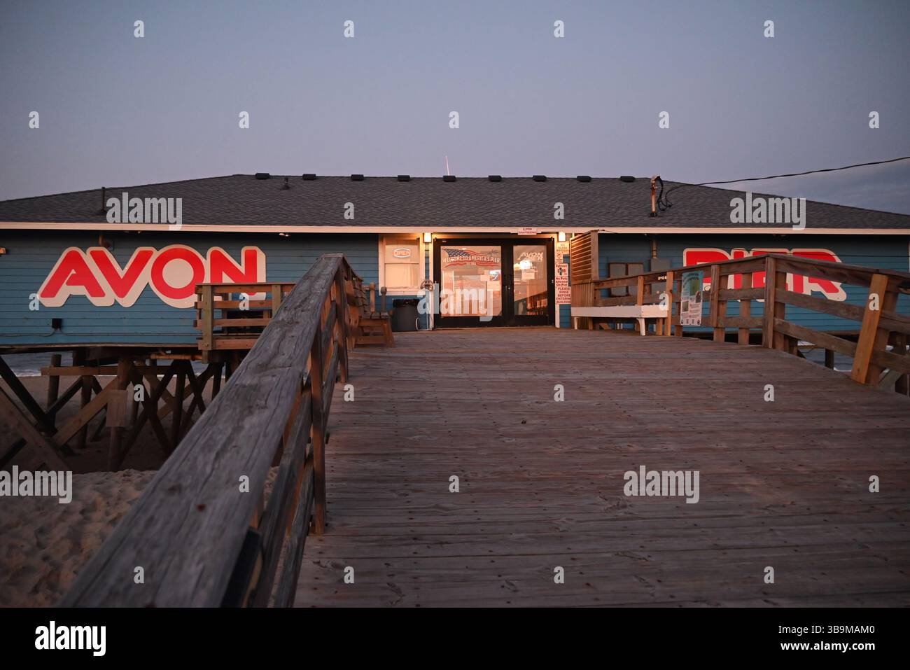Eintritt zum Avon Pier an den Outer Banks von North Carolina. Stockfoto