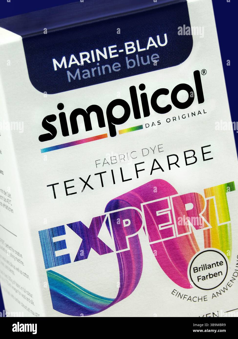 Hamburg, Deutschland - 26. April 2025: Deutscher Stofffarbstoff Simplicol Textilfarbe Expert Original Marine Blue Stockfoto