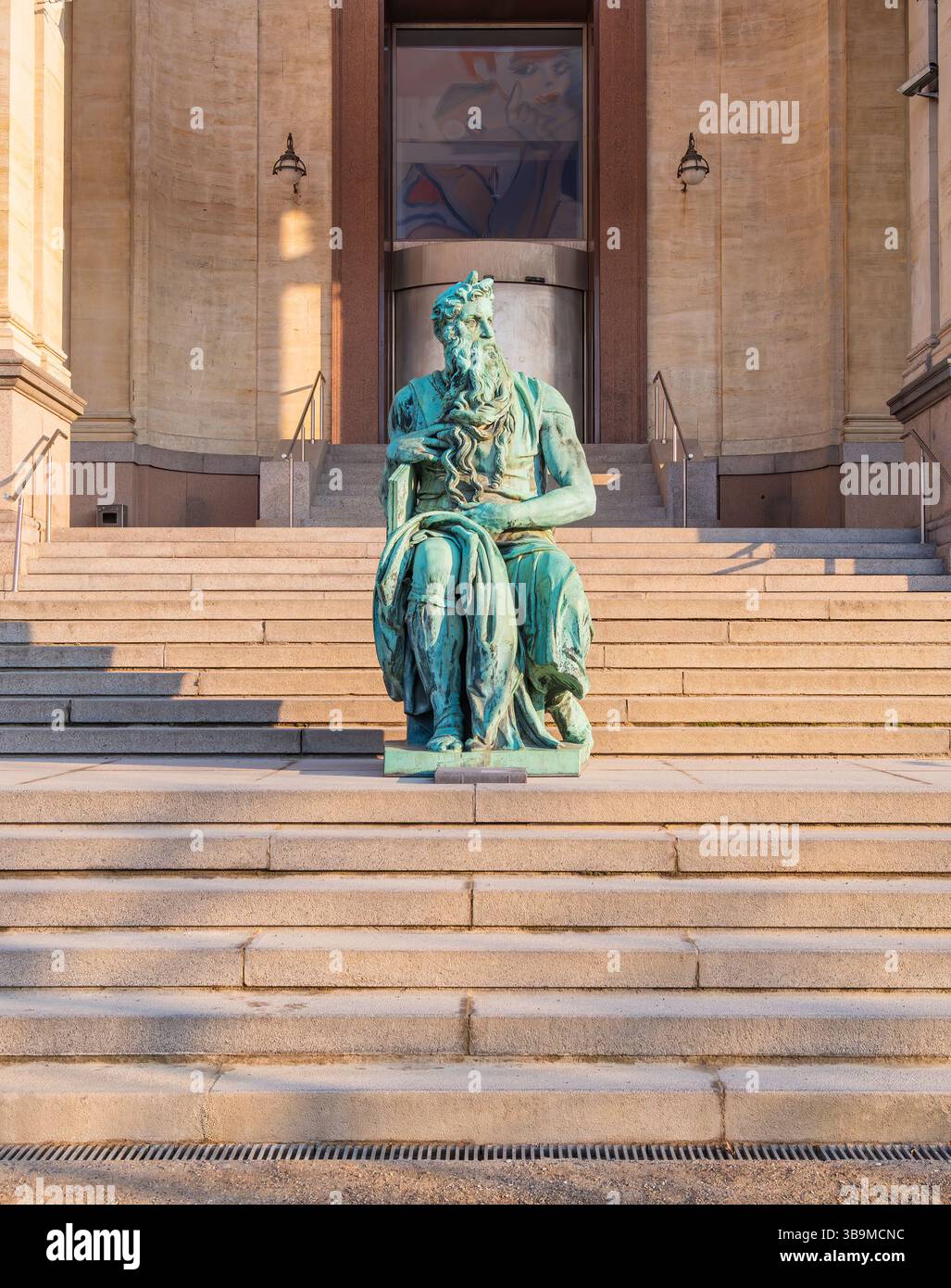 Kopenhagen, Dänemark - 23. März 2025: Eine Bronzestatue einer sitzenden Figur, möglicherweise ein historischer oder mythologischer Charakter, auf Steintreppen Stockfoto